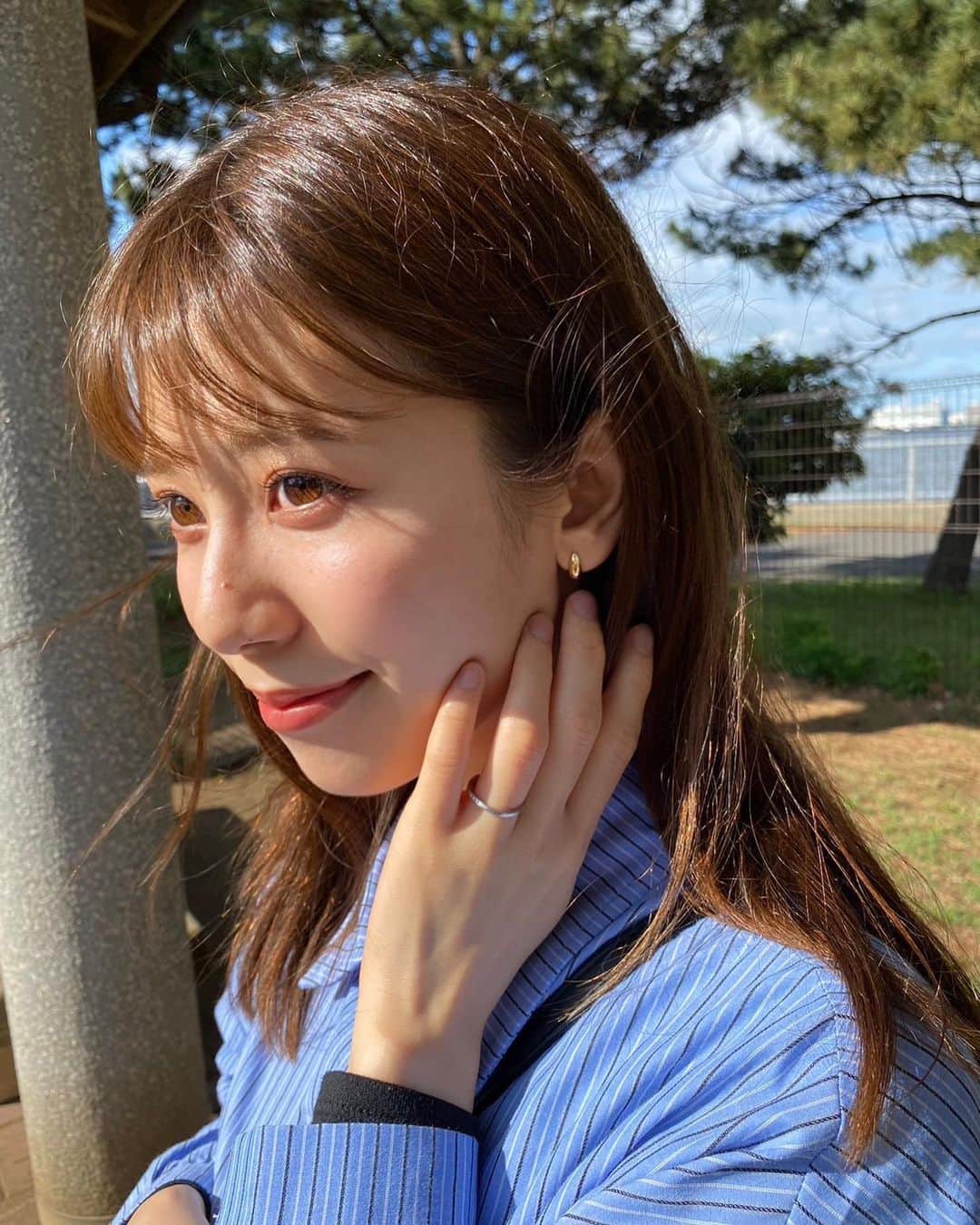 溝口恵のインスタグラム：「この日つけていたピアスです☺️ 大ぶりの物も好きですが、小ぶりなピアスも好きです♡ ちらっと見えるつるんとしたゴールドがかわいい🤲 シンプルなので合わせやすいのもいいよね!  風が強くて髪の毛暴れています🤣  #cene #316lサージカルネックレス #セネ #金属アレルギー対応 #pr #ピアス」