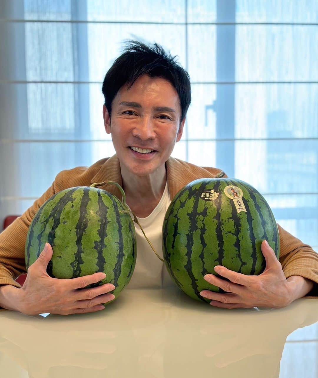 郷ひろみさんのインスタグラム写真 - (郷ひろみInstagram)「2種類のスイカなんだけど、どちらも産地は熊本なんだよねぇ。 超甘いよ👍❗  I'm holding two types of watermelons. Producing area is Kumamoto prefcture. It so sweet!!  #郷ひろみ#hiromigo#スイカ好き」5月24日 17時08分 - hiromigo_official