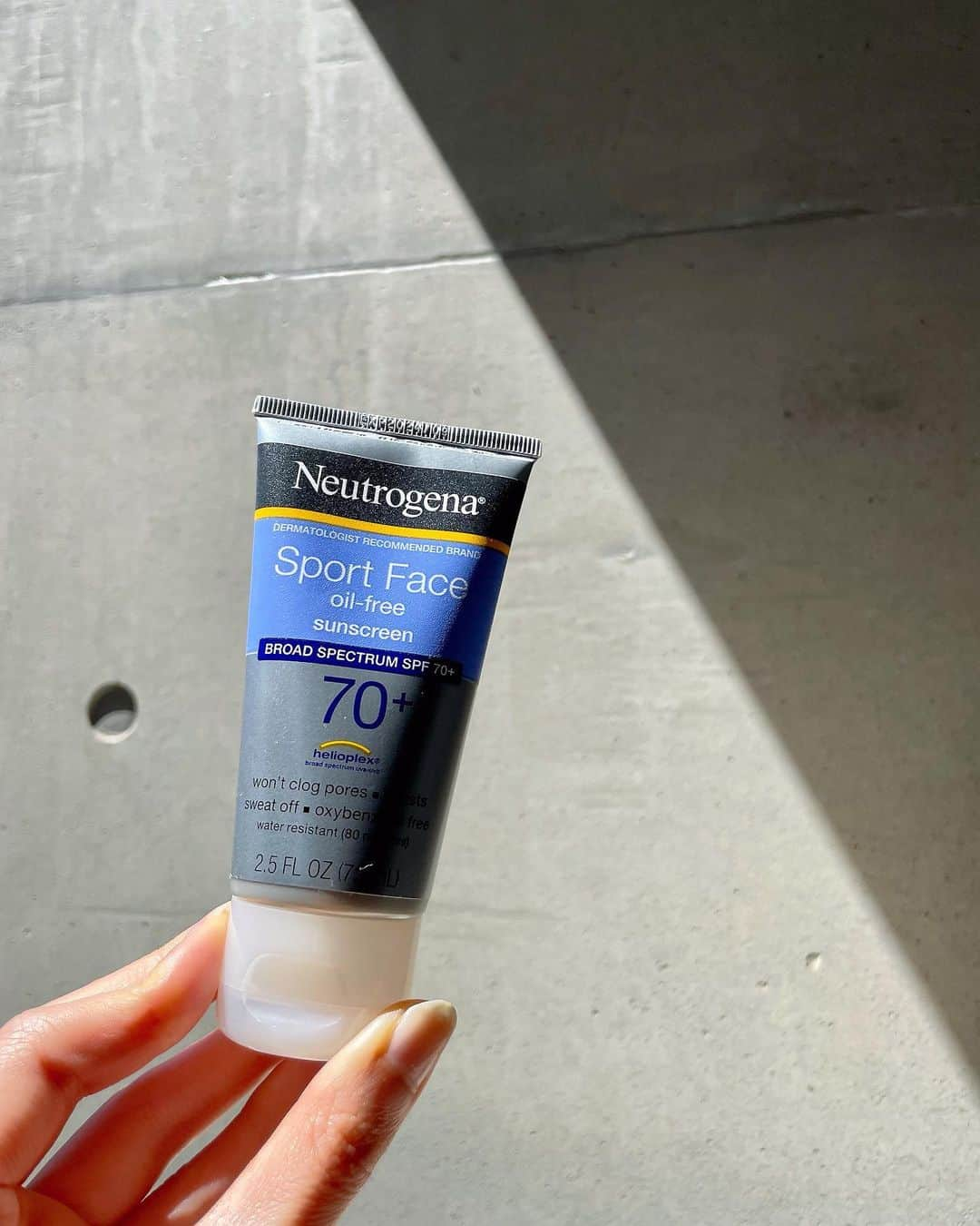 酒井結加のインスタグラム：「@iherbjapanese で購入した 『Neutrogena』 SPF70の日焼け止め。  前回のDisneyで塗ったけど 全然焼けてなくてビックリ！ 香りは残念なんだけど ベタつかなくて使用感も◎  日焼けした日は 同じiHerbで買った 『Andalou Naturals』 化粧水ミスト。 霧も細かくてアロエベラと ビタミンCがたっぷり入っるから 日焼けした日の後コットンパックしたり お風呂上がりにシュッシュしてます♪  #iherb購入品#iHerb#日焼け止め#spf70#美肌#美白#美容#ビタミンC#アロエベラ#美容ヲタク」