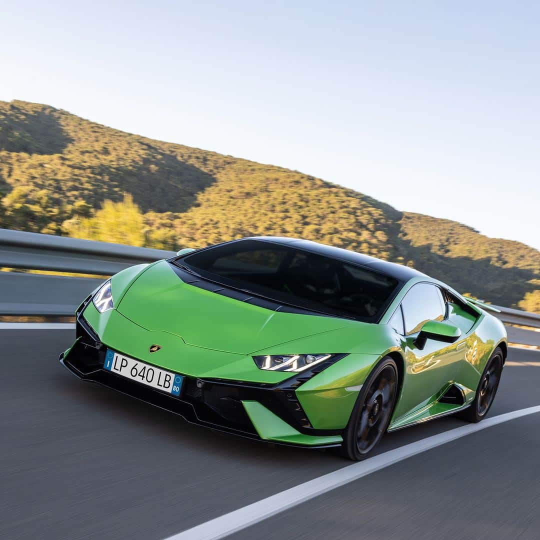 ランボルギーニさんのインスタグラム写真 - (ランボルギーニInstagram)「Change the road. And experience it as you wish. This is the essence of Lamborghini Huracán Tecnica: pure emotion shaping your driving fun one road at a time.  #Lamborghini #HuracanTecnica #TakeAllYourSoulsToDrive __ Huracán Tecnica: fuel consumption combined: 14,5 l/100km (WLTP); CO2-emissions combined: 328 g/km (WLTP)」5月24日 17時00分 - lamborghini
