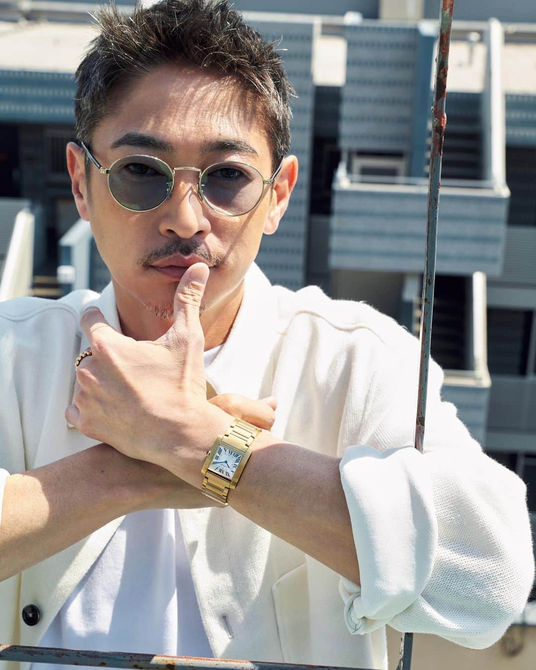 窪塚洋介のインスタグラム：「カルティエ @cartier  の新しくなった 「タンク フランセーズ」を着用し、 発売中のUOMO 7月号( @uomo_magazine )と、6月9日発売のメンズノンノ( @mensnonnojp )７月号に登場してます✨  タンクだとゴールドなのに さりげなくなるとこが、 かっこいいんだよ。。  Photo:Takemi Yabuki[W]   #CartierTank #TankFrancaise」