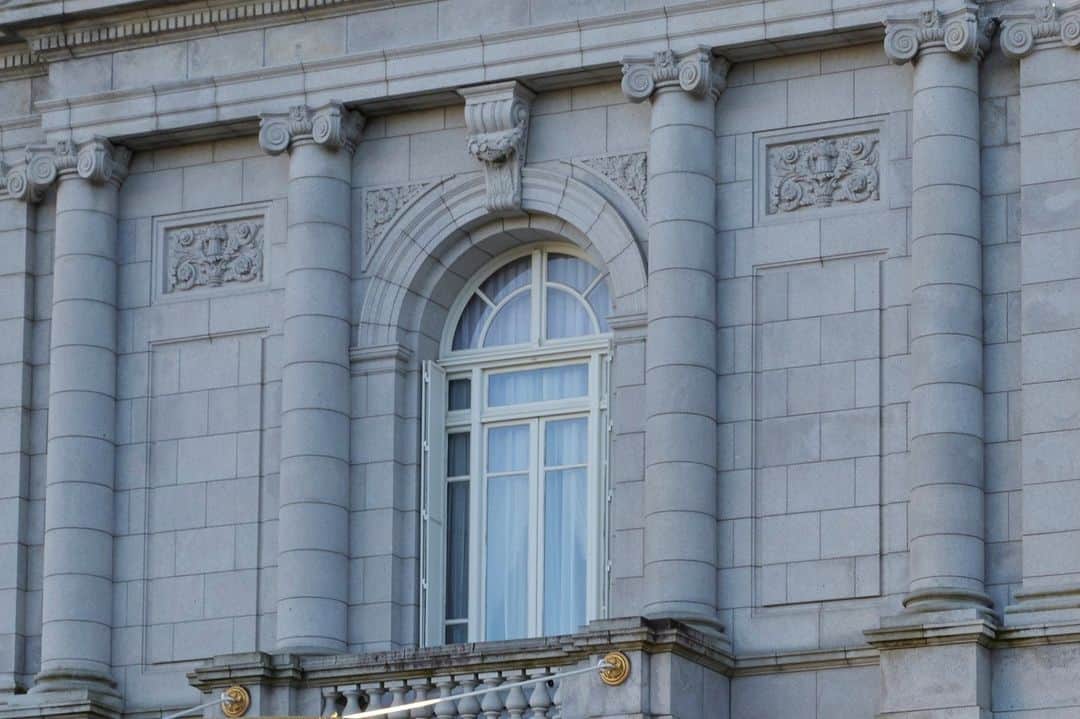 迎賓館赤坂離宮さんのインスタグラム写真 - (迎賓館赤坂離宮Instagram)「＼ #オーダー柱 ／  #迎賓館赤坂離宮 二階の外観はオーダーといわれる定型化された古典主義建築の柱装飾がされています。左右の翼部には渦巻形の柱頭が特徴的な #イオニア式 の柱が、中央にはイオニア式の渦巻形にコリント式のアカンサスの葉を組み合わせた #コンポジット式 と呼ばれる柱が見られます。  ✨一般公開を実施しています✨ 🚶 JR、東京メトロ「四ツ谷駅」から徒歩約7分 🕙公開時間　10:00～17:00 （本館最終受付16:00、庭園最終受付16:30） ㊡水曜日 💰庭園　　　　　　　一般　300円 　本館・庭園　　　　一般 1,500円 　本館・別館・庭園　一般 2,000円  #迎賓館赤坂離宮 #東京 #港区 #四谷 #国宝 #四ツ谷駅 #参観」5月24日 17時01分 - akasaka_geihinkan
