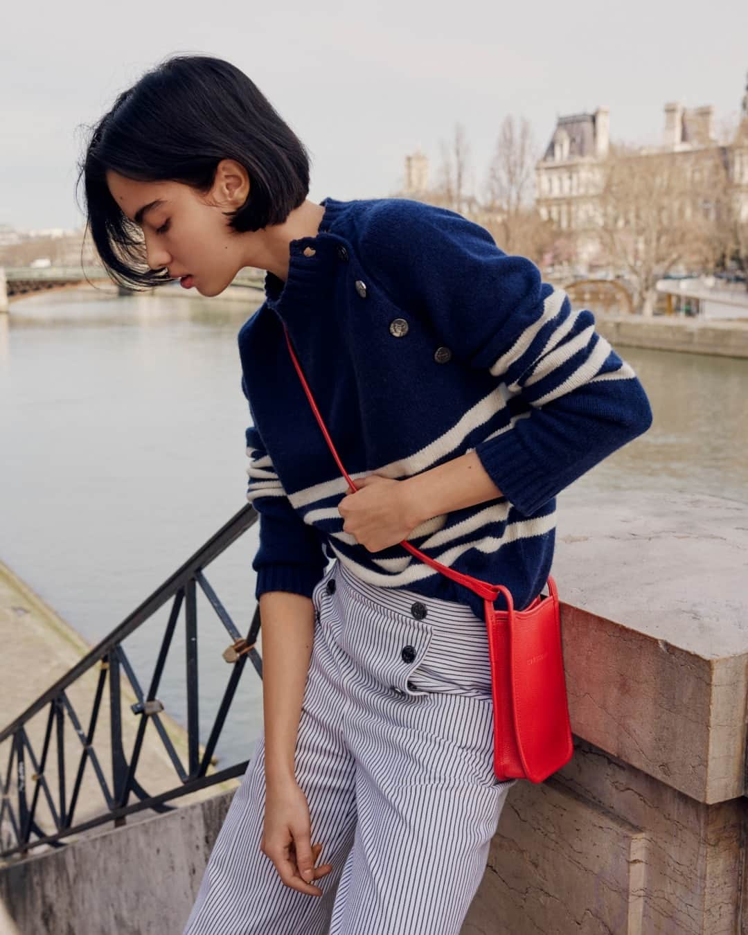 Longchampさんのインスタグラム写真 - (LongchampInstagram)「A great way to start the day: waiting by the Seine while friends are on the way. _________________________________________  Une bonne façon de commencer la journée : flâner sur les bords de Seine en attendant ses amies.  Photographer: @louisemeylan Stylist: @leameylan  Hair stylist: @cyril.lanoir  Make-Up artist: @manu_kopp  Model:  @vivicazotti  #LongchampFoulonne #LongchampFW23  #parisian #frenchstyle #redbag #paris #newcollection #red #lifestyle」5月24日 17時03分 - longchamp