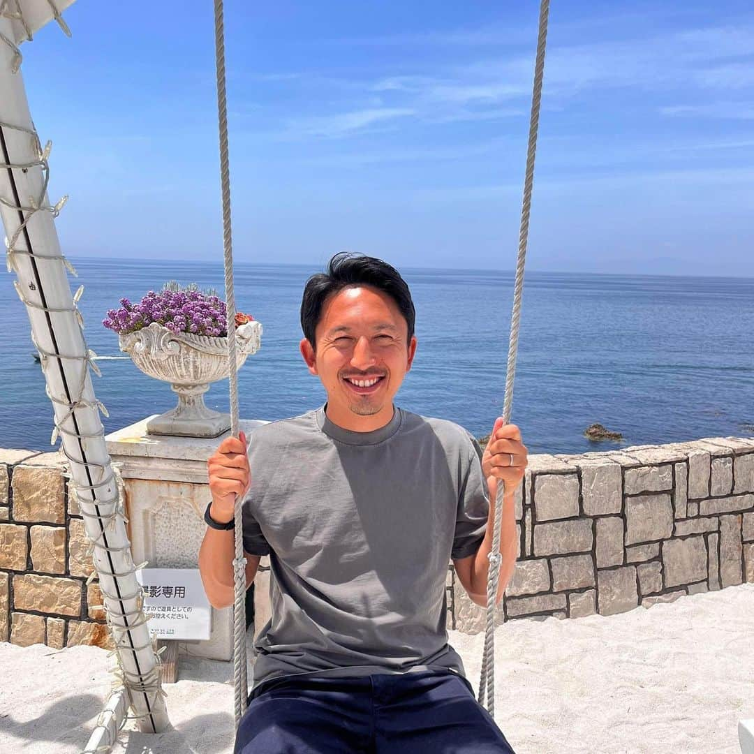 橋本英郎のインスタグラム：「【🎂44歳になりました】  先日の5月21日で誕生日を迎え、44歳になりました。  43歳として迎えた今年は、何と言っても（ユース時代を除いても）25年続けたプロサッカー選手のキャリアを引退し、新たなセカンドキャリアに動き出したのが大きな節目となりました。  現在では @dazn_jpn でのＪリーグ解説をほぼ毎週のようにやらせていただいたり、  @yomokensg と協力し、鎌倉インテルの更なる発展のためFDOとして活動させていただいたり、  現役時代とはまた違う、様々な活動に取り組むことができています！  44歳は、引退して前に進んで行くための飛躍の1年にしていきます！  引き続き色々なチャレンジをしていきますので、皆さん何卒よろしくお願いいたします！  P.S. 今年の誕生日は海の近くのブランコに乗って過ごしました！笑  #サッカー  #サッカー選手  #サッカーボール  #フットボール  #jleague  #jリーグ #ｊリーグ  #jリーガー  #セカンドキャリア  #誕生日」