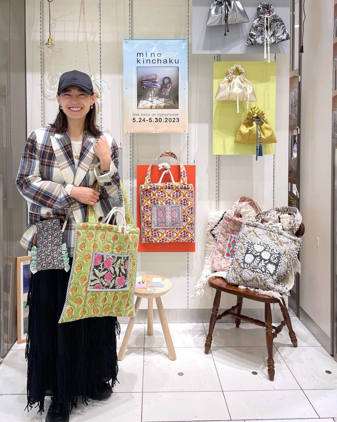 ISETAN PARK netさんのインスタグラム写真 - (ISETAN PARK netInstagram)「個性があって愛着がわく💞  ユニークな巾着ブランド＜ミネキンチャク＞    "いくつも欲しくなる巾着"をコンセプトに、手作業で制作される＜mine_kinchaku＞。他に見ないフォルムや国内外から集めた珍しい生地、装飾の組み合わせが新鮮で、個性を加えた一点ものに仕上げられています。  取っ手がポイントのシュリンク巾着の新色や先行アイテム、トートバッグの新作など、アトリエのような空間で一点ものならではの出合いをお楽しみください🪡🧵    ＜mine_kinchaku＞POP UP EVENT  ■開催中～5月30日(火)  ■本館１階 雑貨/イセタンシード  ※数量に限りがある商品もございますので、品切れの際はご容赦ください。    イベント情報は @isetan_shinjuku ストーリー「POP UP」またはこちら▼  https://www.mistore.jp/store/shinjuku/shops/women_fashiongoods/goods/shopnews_list/shopnews_037.html    📖三越伊勢丹オンラインストアでは、一部商品のカタログをご覧いただけます。  ※お取り扱いは店頭のみとなります。  https://www.mistore.jp/shopping/brand/list?brand=032588    @mine_kinchaku  @mine.no_heya  @isetanseed_isetanleaf_shinjuku    #mine_kinchaku #minekinchaku #ミネキンチャク #ミネキン #巾着バッグ #巾着袋 #トートバッグ #A4トート #キルティングバッグ #シュリンク巾着 #メタリックバッグ #  #isetan #isetanshinjuku #이세탄 #신주쿠이세탄 #이세탄백화점 #イセタン #伊勢丹 #伊勢丹新宿  #新宿伊勢丹 #伊勢丹新宿店」5月25日 17時00分 - isetan_shinjuku