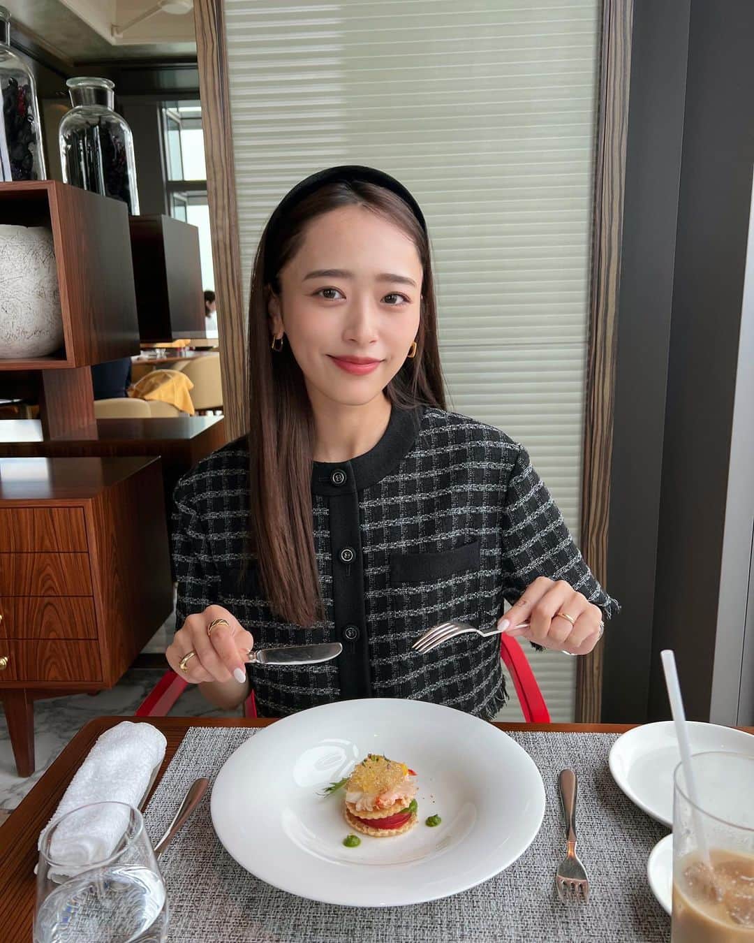 近藤千尋のインスタグラム：「にんまり😍🩷 ひっっさしぶりのデート☺️ お誕生日プレゼント(12月に頂いた笑) おしゃれランチチケット、 期限ギリギリ間に合ったぁ〜🥹💓 美味しくて幸せ😘 本当にみんなありがとう☺️🫶🏻  朝から二人でおしゃれして たまにはいいねぇ😂💓  記念日以外もデート、しよう😘」
