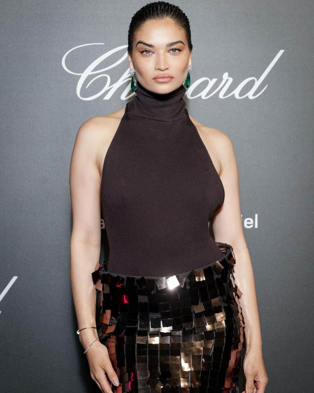 シャニーナ・シャイクのインスタグラム：「A night with @chopard  Glam team @nikkimakeup @lukepluckrose  Styling @zoegofman」