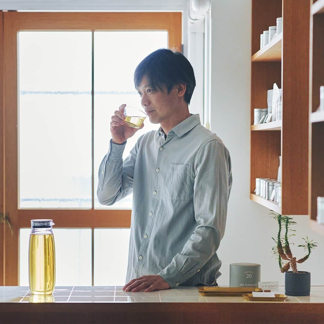 KINTOさんのインスタグラム写真 - (KINTOInstagram)「すっきりした味わいでカフェインレスなのも嬉しいコールドブリューティー。紅茶専門店 Uf-fu(@uffu_tea)の大西さんから、茶葉の選び方について教えていただきました。⁠ ⁠ 「コールドブリューでは一般的に発酵度が低い茶葉がいいと言われていて、日本茶や緑茶がそれにあたるものです。...Uf-fuで扱う紅茶も、コールドブリューでは緑茶ベースのものをおすすめしています。緑茶に天然のベルガモットの香りをつけたアールグレイも人気があります。他にも、ダージリンのファーストフラッシュは、2月下旬から4月中旬ぐらいまでのまだ冬が終わってすぐの寒い時期に、雨が降ってそこから芽吹いた茶葉をつんでいます。茶葉の色味も、緑色のものがはいっていて、コールドブリューにとても合う、金色の水色（すいしょく）になります。」⁠ ⁠ www.kinto.co.jp JOURNALページでは、淹れ方や食事とのペアリングのポイントなどもご紹介しています。ストーリーズ・ハイライトのリンクよりご覧ください。⁠ @kintojapan⁠ ⁠ ---⁠ Cold brew tea is smooth, refreshing, and also contains less caffeine. Yasuhiro Onishi, the founder of the specialty tea shop Uf-fu (@uffu_tea), shared his tips with us on the best types of tea leaves for cold brew.⁠ ⁠ "It is said that tea leaves with lower levels of oxidation, like Japanese tea or green tea, are good for cold brew. At Uf-fu we also recommend a green-tea base for cold brew. One of our popular Earl Greys is a green tea scented with natural Bergamot oil. We also have Darjeeling First Flush – new leaves that come out after the first spring rains around late February to mid-April, just after the winter is over. Some of the leaves are still green, and you get a beautiful golden infusion that is perfect for cold brew."⁠ ⁠ Check out www.kinto.co.jp JOURNAL page to find out more tips on cold tea preparation and recommended food pairings. You can find the link via stories or highlights.⁠ @kintojapan ⁠ .⁠ .⁠ .⁠ #kinto #キントー #kintojournal⁠」5月24日 17時25分 - kintojapan