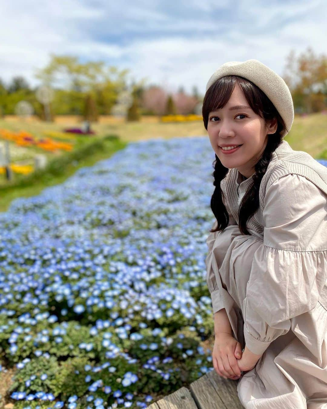 石橋美希さんのインスタグラム写真 - (石橋美希Instagram)「6回目のバシちゃんは 初夏の花巡り😉🌷  岩手でもネモフィラが 見られるって知っていましたか？？  そのスポットは… フラワー&ガーデン森の風🍃  季節に応じて300種類以上の 植物が楽しめる人気スポットです☺️  その中でも5月に特に人気なのが ネモフィラだそう🫧  淡い澄んだブルーのネモフィラは 可憐でとってもかわいいです☺️✨  園内ではネモフィラロードがあり 青空とネモフィラの青が溶け込んだ 幻想的な写真が撮れますよ😉🌷  見頃は5月中旬ごろまで🩰  #ネモフィラ #花 #flowers #tohoku #岩手 #iwate #雫石 #フラワーアンドガーデン森の風 #初夏 #花めぐり #サタファン #ロケ #撮影 #めんこいテレビ #アナウンサー #石橋美希」5月24日 17時25分 - miki_ishibashi_mit