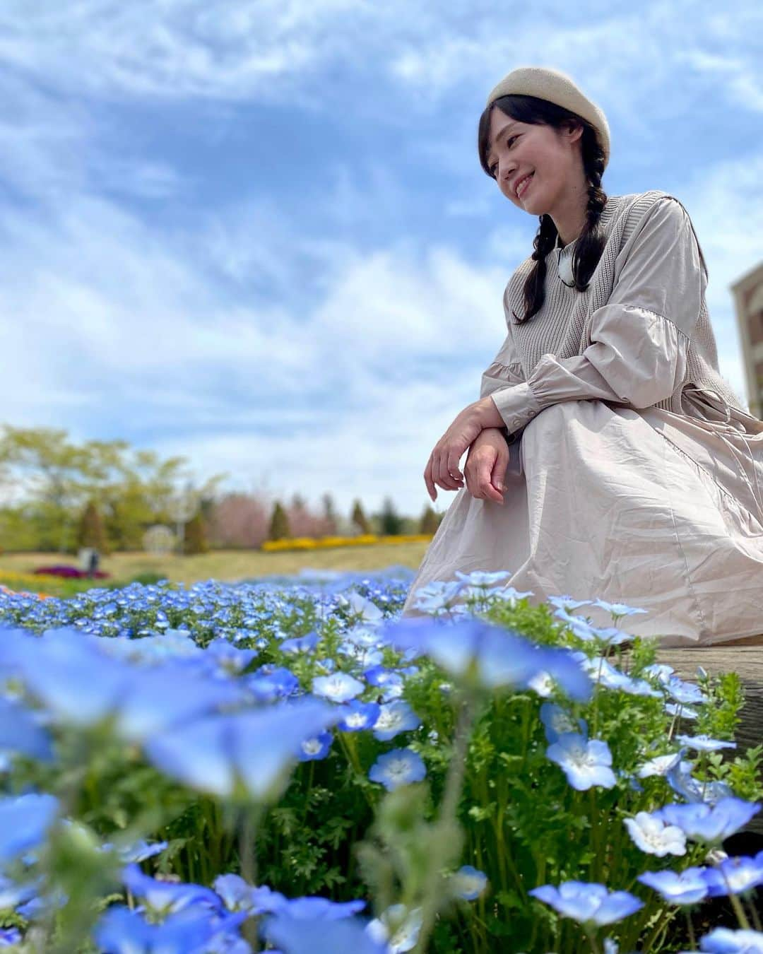 石橋美希のインスタグラム：「6回目のバシちゃんは 初夏の花巡り😉🌷  岩手でもネモフィラが 見られるって知っていましたか？？  そのスポットは… フラワー&ガーデン森の風🍃  季節に応じて300種類以上の 植物が楽しめる人気スポットです☺️  その中でも5月に特に人気なのが ネモフィラだそう🫧  淡い澄んだブルーのネモフィラは 可憐でとってもかわいいです☺️✨  園内ではネモフィラロードがあり 青空とネモフィラの青が溶け込んだ 幻想的な写真が撮れますよ😉🌷  見頃は5月中旬ごろまで🩰  #ネモフィラ #花 #flowers #tohoku #岩手 #iwate #雫石 #フラワーアンドガーデン森の風 #初夏 #花めぐり #サタファン #ロケ #撮影 #めんこいテレビ #アナウンサー #石橋美希」