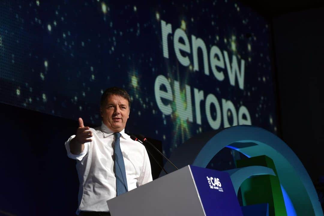 マッテオ・レンツィのインスタグラム：「Perché Renew Europe è l’unica speranza per non consegnare l’Europa ai sovranisti e alla destra estrema  Tra un anno voteremo per le Europee. I commentatori italiani già immaginano che cosa accadrà per la tenuta del Governo Meloni, quali saranno i rapporti di forza tra i partiti della maggioranza, cosa accadrà all’esecutivo. E già iniziano le analisi circa l’impatto delle Europee sul nuovo corso di Elly Schlein, sulla tenuta dei Cinque Stelle, sul futuro del Terzo Polo. In fiorentino direi che sono tutte bischerate. Cose di poco conto, insomma. Perché stavolta le elezioni europee sono importanti… per l’Europa, non per altro. Noi abbiamo l’abitudine di considerare il rinnovo dei deputati europei poco più di un grande sondaggio certificato per capire i rapporti di forza interna. Ma la verità è che il 9 giugno del 2024 ci giocheremo il futuro dell’Europa. Non ci credete? Guardate la realtà. […] In questo caos la nostra generazione, cresciuta con il pensiero della “fine della storia”, ha oggi una responsabilità. Vogliamo far sì che l’Europa giochi un ruolo o ci accontentiamo di vederla in panchina? Se l’Europa vuole essere protagonista deve dare forza all’ideale riformista e democratico, che affonda le sue radici nel personalismo comunitario e nella sana tradizione europeista e che si richiama a giganti quali De Gasperi, Einaudi e Spinelli. Giorgia Meloni sta tentando un’operazione ambiziosa: mettere insieme i conservatori della estrema destra e i popolari e costruire una maggioranza autosufficiente a destra. Non so se ci riuscirà. Ma so che l’unico modo per bloccare questo progetto è dare forza a Renew Europe, lo schieramento riformista che si riconosce innanzitutto nella leadership di Emmanuel Macron. Non siamo provinciali, per una volta: la lista unitaria di tutte le forze politiche che si riconoscono in Renew Europe, che oggi tiene a Roma un interessante summit, non serve a regolare i conti di meschine divisioni indigene. Serve piuttosto a bloccare il disegno della destra estrema e ad affermare l’ideale europeista più autentico. Chi si tirerà fuori da questo progetto farà un danno all’Europa e dunque a se stesso.  Versione completa su matteorenzi.ig」