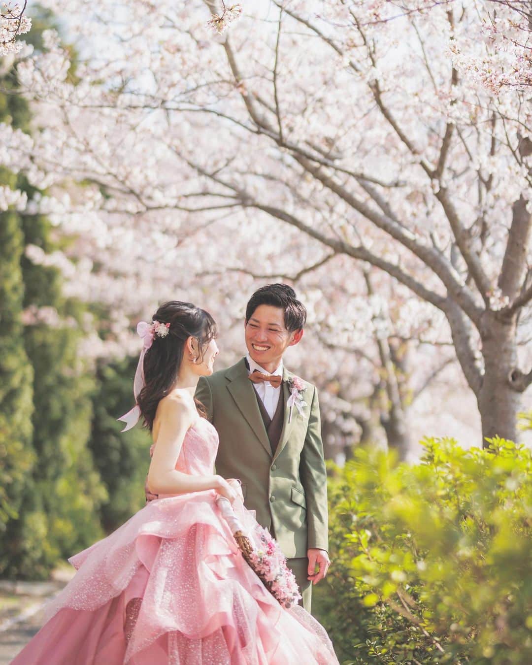 ザ・チェルシーコートおゆみ野ガーデンのインスタグラム：「*  満開の桜が良く似合うお2人٭❀*  3月4月は人気の桜のシーズン！ 運が良ければ満開の桜をバックに挙式も…𖤥𖤘⋆*  春ならではの素敵なお写真をチェルシーコートで残しませんか⸜♡⸝   #結婚式を持ち帰ろう   #チェルシーコートおゆみ野ガーデン #チェルシーコート #チェル嫁 #チェル婚 #式場探し #wedding #bride  #リゾートウェディング #千葉婚 #千葉花嫁 #フォト婚 #ウェディングフォト #プレ花嫁 #花嫁diy  #ナチュラルウェディング #千葉結婚式場  #ウェディングアイテム #ガーデン挙式  #オリジナルウェディング #結婚式  #結婚式準備 #桜 #桜満開 #cherryblossom  #お子様ウェディング  #パパママ婚 #2023夏婚 #2023秋婚 #2023冬婚」