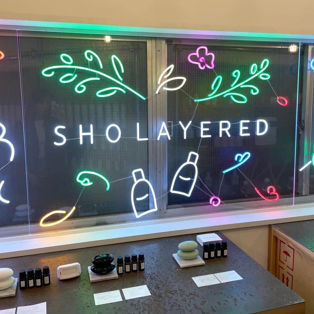 isutaさんのインスタグラム写真 - (isutaInstagram)「メイドインジャパンのフレグランスブランド、 「SHOLAYERED（ショーレイヤード）」って知ってる？  “香りをレイヤードする”という選び方・楽しみ方を提案し、品質や生産においてジャパニーズクオリティを心がけているブランドで、東京・恵比寿に本店があるよ🍐  2階の「SHOLAYERED CAFE（ショーレイヤード カフェ）」は、“フレグランスを味わうカフェ”と題して、人気フレグランスの香りを再現したノンアルコールカクテルをメインに、パフェなどもラインナップ。  気になる香りのメニューを試してみてね🍸  @sholayeredcafe   ✄-----------------------✄  姉妹アカウント @i_am_isuta も更新中  isuta編集部の日常のひとコマや 取材の最新レポを発信しているよ✍️˖°  ほかにも、エディターが気になる カフェやファッション、コスメをご紹介.・* ぜひフォローしてね🕊️  ✄-----------------------✄  #isuta #isutacafe #isutapic  #sholayered #ショーレイヤード  #sholayeredcafe #ショーレイヤードカフェ  #恵比寿 #恵比寿カフェ #恵比寿カフェ巡り  #フレグランス #フレグランス好き  #香りのある暮らし #香りフェチ  #香り好きな人と繋がりたい  #香りを楽しむ #香りに癒される  #ノンアルコールカクテル #パフェ活  #香り好きと繋がりたい #ボディスプレー  #ディフューザー #キャンドル好き  #フレグランスキャンドル #フレグランスショップ  #東京カフェ #東京カフェ巡り #東京カフェ部  #お洒落さんと繋がりたい  #おしゃれさんと繋がりたい」5月24日 18時00分 - isuta_jp