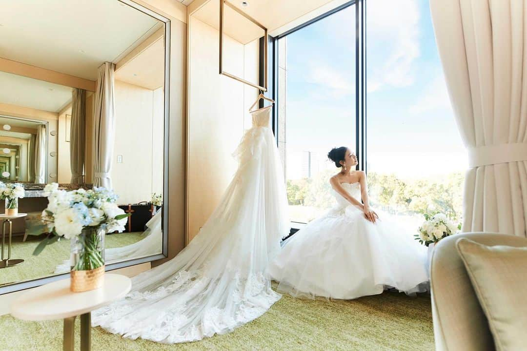 東京會舘本舘ウエディングさんのインスタグラム写真 - (東京會舘本舘ウエディングInstagram)「@tokyokaikan_wedding .——————————. * 挙式がはじまる前の ドキドキの時間も ドラマティックな空間で過ごして。  東京の景色が一望できる 贅沢なブライスルーム。 * ——————————. #東京會舘 #tokyo #関東花嫁 #weddingdress #東京花嫁 #wedding #dress #ウェディングドレス #プレ花嫁 #卒花 #結婚式場 #日本中のプレ花嫁さんと繋がりたい #結婚式準備 #ウェディングレポ #ブライダルフェア #チャペル #結婚式 #パーティ #披露宴 #weddingparty #結婚式場探し #大正ロマン #ウェディング #式場探し #式場見学 #お支度 #ブライスルーム #花嫁コーデ #結婚式当日 #東京一望」5月24日 17時23分 - tokyokaikan_wedding