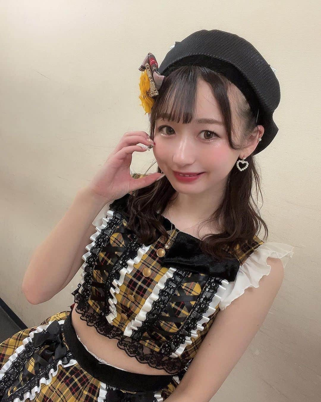 平野ほのかのインスタグラム：「~ ⁡ ⁡ ~ ⁡ 最強のアイドル(仮)あげる♡ ⁡ ~ ⁡ ⁡ #平野ほのか #アイドル #黒 #ベレー帽 #衣装 #アイドル衣装 #ひまわり #はーと #幸せ  #black #sunflower #idol #instagram」