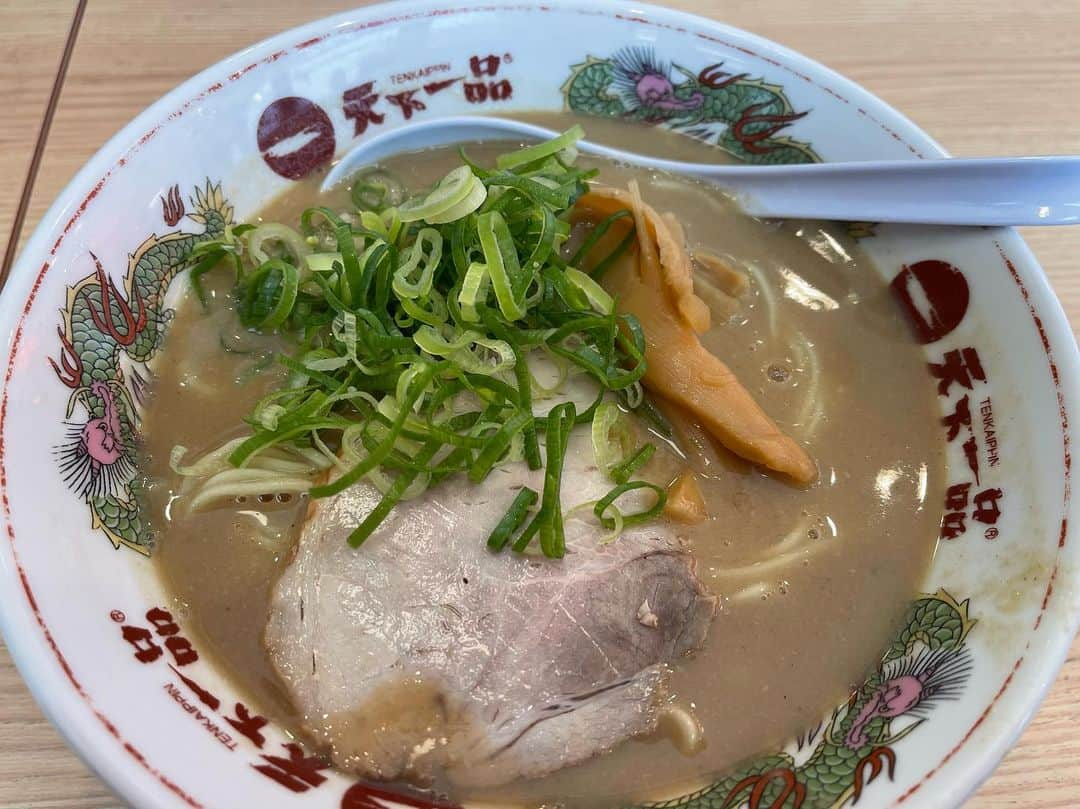 石川修司さんのインスタグラム写真 - (石川修司Instagram)「天下一品は麺を食べてご飯を入れてからだと思う私は異端なのか。 #天下一品」5月24日 17時32分 - shuji_ishikawa1975