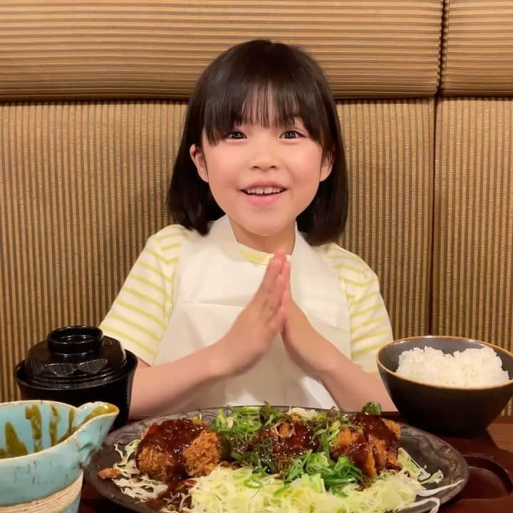 加藤柚凪のインスタグラム：「食べてみたかった名古屋めし～🤩🎉  味噌をかけたときのジューッて 音とにおいだけでもうおいしかったな～😋✨ カツの下にあった千切りキャベツも、 味噌味がおいしくて、 とちゅうで追い味噌しました🤣❤️  まだまだおいしそうな食べもの あったなぁ🍞🍝🍲🍗✨ また食べたいな～🥰  #東海テレビ『スイッチ！』 #5/5生出演の前に #味噌カツ食べて元気いっぱい‼️ #名古屋めし #加藤柚凪  @yuzuna_kato」