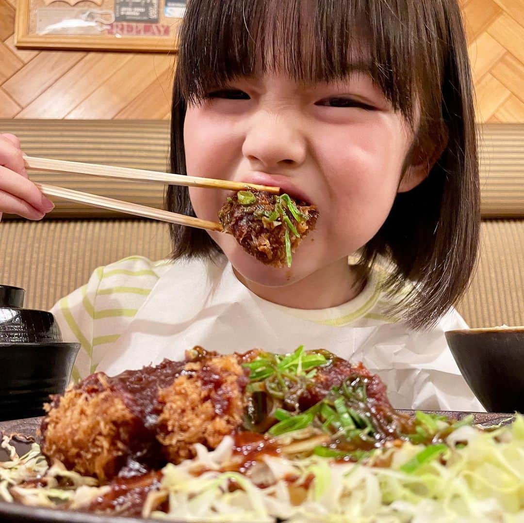 加藤柚凪さんのインスタグラム写真 - (加藤柚凪Instagram)「食べてみたかった名古屋めし～🤩🎉  味噌をかけたときのジューッて 音とにおいだけでもうおいしかったな～😋✨ カツの下にあった千切りキャベツも、 味噌味がおいしくて、 とちゅうで追い味噌しました🤣❤️  まだまだおいしそうな食べもの あったなぁ🍞🍝🍲🍗✨ また食べたいな～🥰  #東海テレビ『スイッチ！』 #5/5生出演の前に #味噌カツ食べて元気いっぱい‼️ #名古屋めし #加藤柚凪  @yuzuna_kato」5月24日 17時36分 - yuzuna_nagase