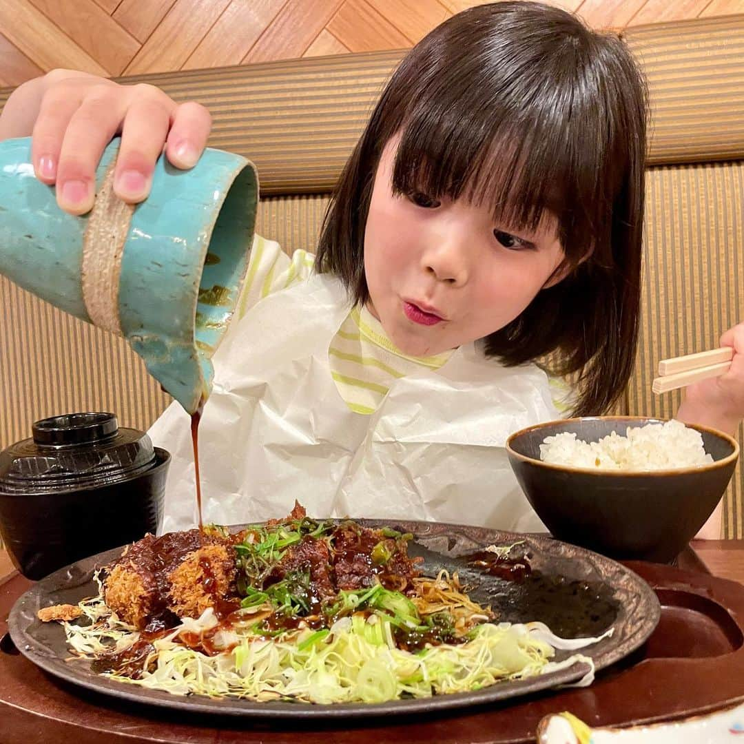 加藤柚凪さんのインスタグラム写真 - (加藤柚凪Instagram)「食べてみたかった名古屋めし～🤩🎉  味噌をかけたときのジューッて 音とにおいだけでもうおいしかったな～😋✨ カツの下にあった千切りキャベツも、 味噌味がおいしくて、 とちゅうで追い味噌しました🤣❤️  まだまだおいしそうな食べもの あったなぁ🍞🍝🍲🍗✨ また食べたいな～🥰  #東海テレビ『スイッチ！』 #5/5生出演の前に #味噌カツ食べて元気いっぱい‼️ #名古屋めし #加藤柚凪  @yuzuna_kato」5月24日 17時36分 - yuzuna_nagase