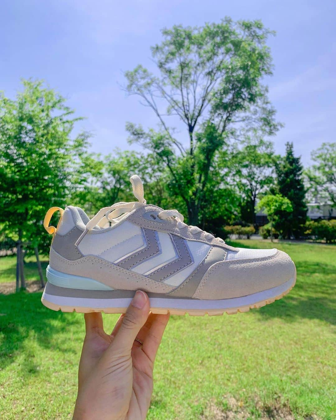 中橋舞さんのインスタグラム写真 - (中橋舞Instagram)「. デンマーク発のスポーツブランド「hummel」のスニーカー👟  デンマークの北欧らしいカラーリングが可愛くて一目惚れして着用させていただきました😍  普段から服は白、ベージュが多いから マッチするカラーでお気に入りに♡  子供をたくさん追いかけるので👦 スニーカースタイルが圧倒的に多いけど 歩きやすいし、ソールも厚みがあるので 疲れにくくていいです◎  @hummel_japan #pr  #ヒュンメル #スニーカー #ライフスタイルウェア #スポーツウェア #デンマーク #北欧 #ライフスタイル」5月24日 17時37分 - mai_nakahashi