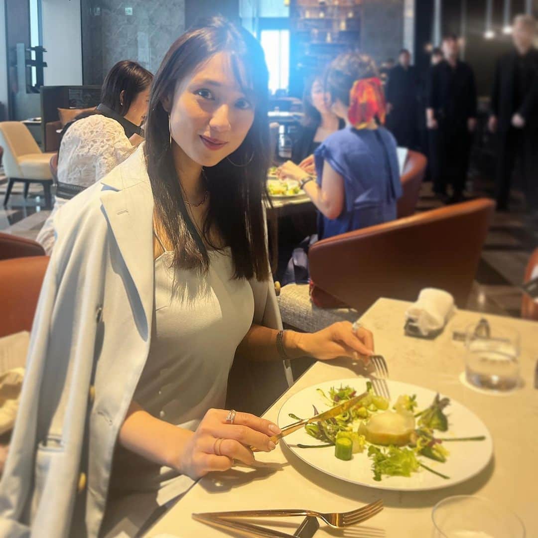 広瀬未花のインスタグラム：「「メズム東京　オートグラフ コレクション」にて、ランチ&ディナーシグネチャープログラム第4弾『アルセーヌ・ルパン』がホテル16階のレストラン「シェフズ・シアター」にて、6月1日（木）～10月1日（日）の期間限定にてスタートします✨試食会にご招待頂きました🍽️😋  これまでにも〝オペラ座の怪人〟や〝ロミオとジュリエット〟など、世界中で人気を誇る名作とコラボをし、その物語の名場面をビストロノミースタイルのフレンチで表現している「シェフズ・シアター」。  今回は、フランスの推理・冒険小説の名作『Arsène Lupin（邦題：アルセーヌ・ルパン）』のストーリー✨ ランチプログラムの前菜、メイン、デセールを試食させて頂きました！  前菜【ラ・サンテ刑務所】 ルパンが囚われたパリ14区のパノプティコン様式のラ・サンテ刑務所の様子を表現しています。 中央にあるのは、大根マリネの器に燻製サーモンとアボカドを詰めたもの。彩り鮮やかな季節の野菜をソースと一緒に満喫できる一品。  メイン【獄中のアルセーヌルパン　】 囚われてしまったルパンが刑務所内で楽しんでいたヘンリークレーの葉巻を表現した一皿。 ガラスのフードカバーを開けるとスモークの香りが広がりメインのお魚が現れます。 白身魚にジャガイモの千切りを巻き付けて蒸しに。風味豊かなスープとローストした季節野菜がお魚の味わいをさらに引き立ててくれています。  デセール【ウデヒシギ】 別人になりすまし、脱獄することに成功したルパン。変装したルパンに唯一気づいたガニマール警部を腕ひしぎ(柔道の技)で倒したシーンを再現。 サクサクとしたビスキュイにほうじ茶ムース、チョコレートディスク、ほうじ茶サブレ、よもぎジュレなど何層もの味わいを食感と共に楽しめる新感覚のデザート。日本の国旗とフランスのトリコロールカラーを表現しているのだとか🇯🇵🇫🇷  ストーリーに添った斬新で独創的なお料理を、物語に合わせた音楽と共に五感で堪能させて頂きました😊遊び心があってとても楽しかったですし、美味しかったです✨  ディナーのプログラムも気になります💖 夜の雰囲気もきっと素敵なんだろうなぁ〜☺️  お子様用のメニューなどもあるそうで、 ママ友ランチ会なんかにもオススメです♪♪  『アルセーヌ・ルパン』は10月1日までの期間限定なので、是非シェフズシアターへ行ってみてね😘  #mesmtokyo  #メズム東京  #メズム東京オートグラフコレクション  #ArsèneLupin #lupin #TOKYOWAVES #chefstheater #theater  #lunch #dinner」