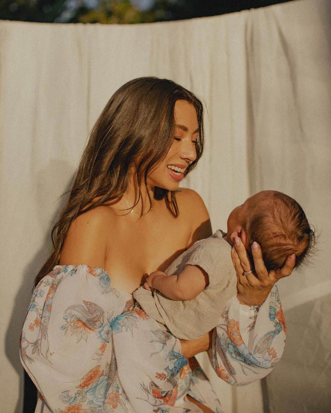 Jennifer Bachdimのインスタグラム：「Can we pause time please 🙏🏼… Baby @kirozaydenbachdim you’re growing waaaay too fast 🥹 #Momof4 #teamBachdim  . . 📸 @a.aditya_ @anaditya_  💄 @renasohanimakeup  💃 @jazmineewilson @asmara.bridal  🌸 @bisasewabali」