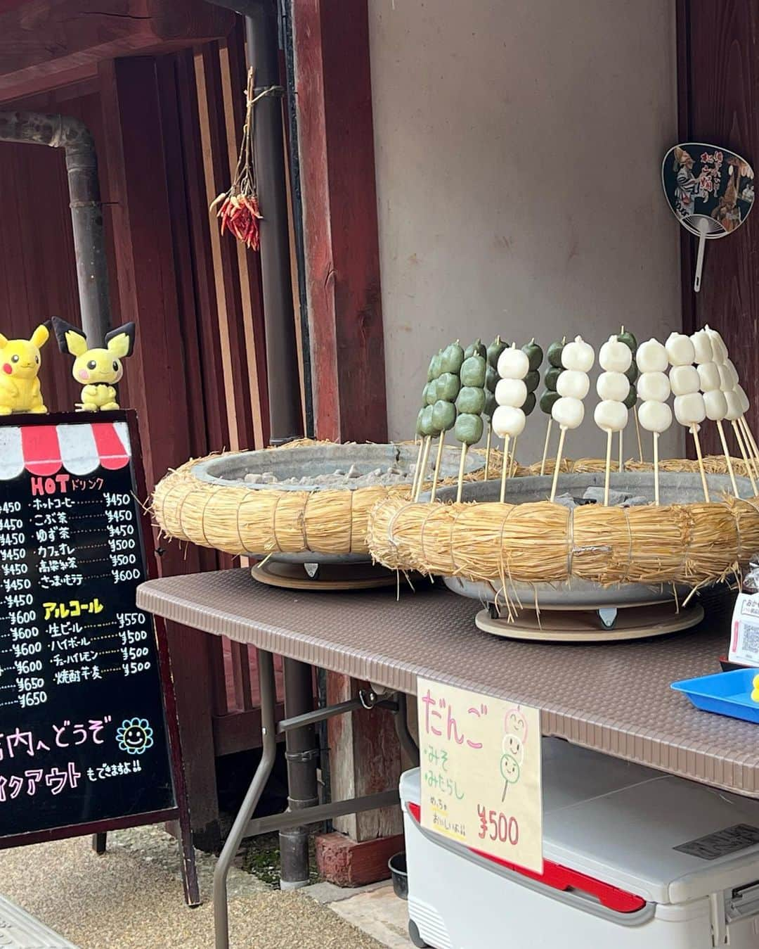 日下裕江さんのインスタグラム写真 - (日下裕江Instagram)「吹屋ふるさと村  日本遺産『ジャパンレッド』発祥の地‼️  地元岡山県にチラッと帰郷してたので、 『ポケモンGO』のCMで高畑充希さんが訪れていたこの日本遺産である『吹屋ふるさと村』がある事を知り、 行ってみました✨  思ったよりも見応えたっぷりでビックリ😳‼️  お土産屋さんや、飲食もあるし、 ポケモンGOの『ポケストップ』がある、旧吹屋小学校の木造校舎が素晴らしいし、 旧片山家邸や、出雲大社を建設した人と同じ人が建てた郷土館なども見所です❣️  ベンガラ色の街並みが可愛いらしかった〜💕  それに、吹屋ふるさと村だけでなく、 他のエリアも見る所があって、 ・笹畝坑道 ・ベンガラ館　近代産業遺産 ・広兼邸 などもあります✨  こんなに盛り沢山だとは思わず、 後半はもう時間が無くて、急ぎ足でじっくり見れてない箇所もありますが、  CM観てからずっと気になっていたので、見に来れて、しかも見応えたっぷりで、大満足です😊✨  ロルの良い散歩にもなりました🐶💕  良い写真が沢山ありすぎて、 載せ切れないので、 厳選してもう少しPostしようと思います✨  日本遺産巡りが好きな方❣️ 是非一度、吹屋ふるさと村へ 訪れてみてください♪  #吹屋ふるさと村 #japanred #ジャパンレッド #ジャパンレッド発祥の地 #ベンガラ #ベンガラ染め #世界遺産 #世界遺産巡り #重要文化財 #ポケモンgo #高畑充希 #pokemongo #pokemon #岡山県 #岡山観光地 #日本 #japan #worldheritage」5月24日 17時39分 - hiroe___h