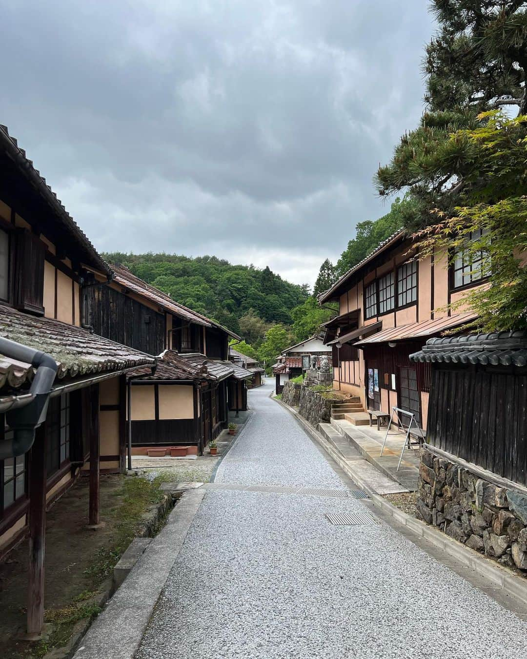 日下裕江さんのインスタグラム写真 - (日下裕江Instagram)「吹屋ふるさと村  日本遺産『ジャパンレッド』発祥の地‼️  地元岡山県にチラッと帰郷してたので、 『ポケモンGO』のCMで高畑充希さんが訪れていたこの日本遺産である『吹屋ふるさと村』がある事を知り、 行ってみました✨  思ったよりも見応えたっぷりでビックリ😳‼️  お土産屋さんや、飲食もあるし、 ポケモンGOの『ポケストップ』がある、旧吹屋小学校の木造校舎が素晴らしいし、 旧片山家邸や、出雲大社を建設した人と同じ人が建てた郷土館なども見所です❣️  ベンガラ色の街並みが可愛いらしかった〜💕  それに、吹屋ふるさと村だけでなく、 他のエリアも見る所があって、 ・笹畝坑道 ・ベンガラ館　近代産業遺産 ・広兼邸 などもあります✨  こんなに盛り沢山だとは思わず、 後半はもう時間が無くて、急ぎ足でじっくり見れてない箇所もありますが、  CM観てからずっと気になっていたので、見に来れて、しかも見応えたっぷりで、大満足です😊✨  ロルの良い散歩にもなりました🐶💕  良い写真が沢山ありすぎて、 載せ切れないので、 厳選してもう少しPostしようと思います✨  日本遺産巡りが好きな方❣️ 是非一度、吹屋ふるさと村へ 訪れてみてください♪  #吹屋ふるさと村 #japanred #ジャパンレッド #ジャパンレッド発祥の地 #ベンガラ #ベンガラ染め #世界遺産 #世界遺産巡り #重要文化財 #ポケモンgo #高畑充希 #pokemongo #pokemon #岡山県 #岡山観光地 #日本 #japan #worldheritage」5月24日 17時39分 - hiroe___h