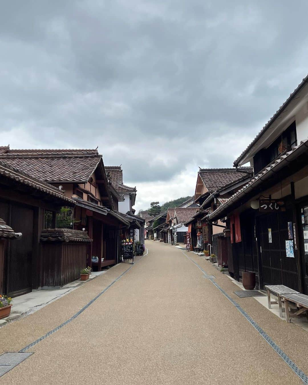 日下裕江さんのインスタグラム写真 - (日下裕江Instagram)「吹屋ふるさと村  日本遺産『ジャパンレッド』発祥の地‼️  地元岡山県にチラッと帰郷してたので、 『ポケモンGO』のCMで高畑充希さんが訪れていたこの日本遺産である『吹屋ふるさと村』がある事を知り、 行ってみました✨  思ったよりも見応えたっぷりでビックリ😳‼️  お土産屋さんや、飲食もあるし、 ポケモンGOの『ポケストップ』がある、旧吹屋小学校の木造校舎が素晴らしいし、 旧片山家邸や、出雲大社を建設した人と同じ人が建てた郷土館なども見所です❣️  ベンガラ色の街並みが可愛いらしかった〜💕  それに、吹屋ふるさと村だけでなく、 他のエリアも見る所があって、 ・笹畝坑道 ・ベンガラ館　近代産業遺産 ・広兼邸 などもあります✨  こんなに盛り沢山だとは思わず、 後半はもう時間が無くて、急ぎ足でじっくり見れてない箇所もありますが、  CM観てからずっと気になっていたので、見に来れて、しかも見応えたっぷりで、大満足です😊✨  ロルの良い散歩にもなりました🐶💕  良い写真が沢山ありすぎて、 載せ切れないので、 厳選してもう少しPostしようと思います✨  日本遺産巡りが好きな方❣️ 是非一度、吹屋ふるさと村へ 訪れてみてください♪  #吹屋ふるさと村 #japanred #ジャパンレッド #ジャパンレッド発祥の地 #ベンガラ #ベンガラ染め #世界遺産 #世界遺産巡り #重要文化財 #ポケモンgo #高畑充希 #pokemongo #pokemon #岡山県 #岡山観光地 #日本 #japan #worldheritage」5月24日 17時39分 - hiroe___h