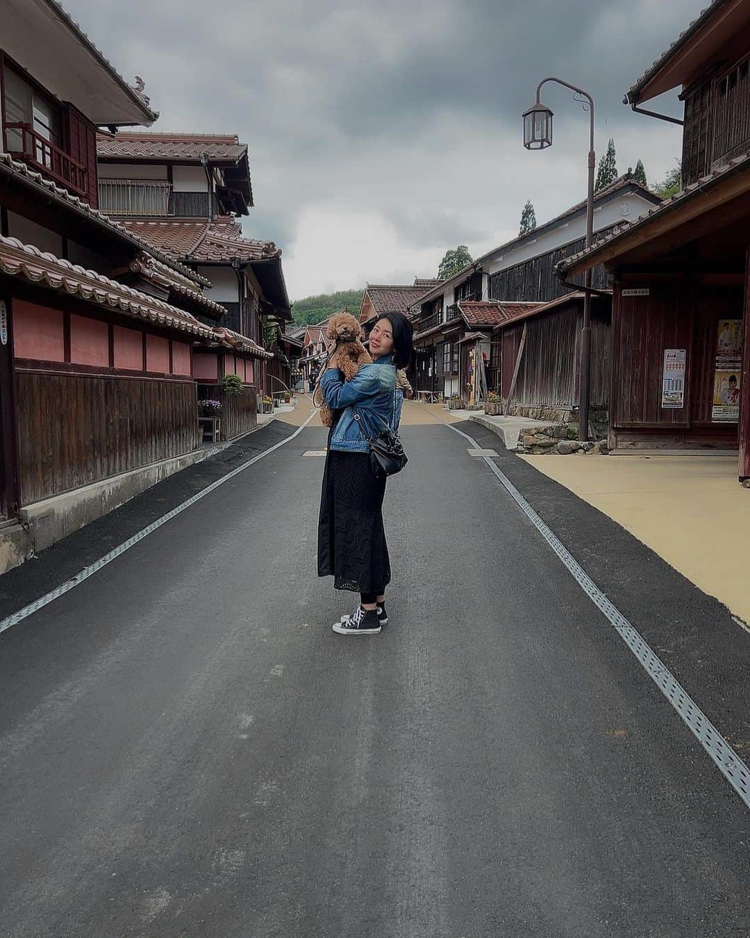 日下裕江さんのインスタグラム写真 - (日下裕江Instagram)「吹屋ふるさと村  日本遺産『ジャパンレッド』発祥の地‼️  地元岡山県にチラッと帰郷してたので、 『ポケモンGO』のCMで高畑充希さんが訪れていたこの日本遺産である『吹屋ふるさと村』がある事を知り、 行ってみました✨  思ったよりも見応えたっぷりでビックリ😳‼️  お土産屋さんや、飲食もあるし、 ポケモンGOの『ポケストップ』がある、旧吹屋小学校の木造校舎が素晴らしいし、 旧片山家邸や、出雲大社を建設した人と同じ人が建てた郷土館なども見所です❣️  ベンガラ色の街並みが可愛いらしかった〜💕  それに、吹屋ふるさと村だけでなく、 他のエリアも見る所があって、 ・笹畝坑道 ・ベンガラ館　近代産業遺産 ・広兼邸 などもあります✨  こんなに盛り沢山だとは思わず、 後半はもう時間が無くて、急ぎ足でじっくり見れてない箇所もありますが、  CM観てからずっと気になっていたので、見に来れて、しかも見応えたっぷりで、大満足です😊✨  ロルの良い散歩にもなりました🐶💕  良い写真が沢山ありすぎて、 載せ切れないので、 厳選してもう少しPostしようと思います✨  日本遺産巡りが好きな方❣️ 是非一度、吹屋ふるさと村へ 訪れてみてください♪  #吹屋ふるさと村 #japanred #ジャパンレッド #ジャパンレッド発祥の地 #ベンガラ #ベンガラ染め #世界遺産 #世界遺産巡り #重要文化財 #ポケモンgo #高畑充希 #pokemongo #pokemon #岡山県 #岡山観光地 #日本 #japan #worldheritage」5月24日 17時39分 - hiroe___h