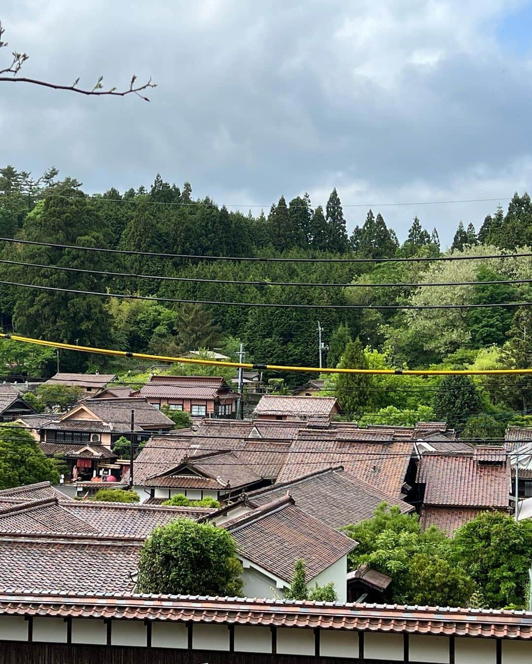 日下裕江さんのインスタグラム写真 - (日下裕江Instagram)「吹屋ふるさと村  日本遺産『ジャパンレッド』発祥の地‼️  地元岡山県にチラッと帰郷してたので、 『ポケモンGO』のCMで高畑充希さんが訪れていたこの日本遺産である『吹屋ふるさと村』がある事を知り、 行ってみました✨  思ったよりも見応えたっぷりでビックリ😳‼️  お土産屋さんや、飲食もあるし、 ポケモンGOの『ポケストップ』がある、旧吹屋小学校の木造校舎が素晴らしいし、 旧片山家邸や、出雲大社を建設した人と同じ人が建てた郷土館なども見所です❣️  ベンガラ色の街並みが可愛いらしかった〜💕  それに、吹屋ふるさと村だけでなく、 他のエリアも見る所があって、 ・笹畝坑道 ・ベンガラ館　近代産業遺産 ・広兼邸 などもあります✨  こんなに盛り沢山だとは思わず、 後半はもう時間が無くて、急ぎ足でじっくり見れてない箇所もありますが、  CM観てからずっと気になっていたので、見に来れて、しかも見応えたっぷりで、大満足です😊✨  ロルの良い散歩にもなりました🐶💕  良い写真が沢山ありすぎて、 載せ切れないので、 厳選してもう少しPostしようと思います✨  日本遺産巡りが好きな方❣️ 是非一度、吹屋ふるさと村へ 訪れてみてください♪  #吹屋ふるさと村 #japanred #ジャパンレッド #ジャパンレッド発祥の地 #ベンガラ #ベンガラ染め #世界遺産 #世界遺産巡り #重要文化財 #ポケモンgo #高畑充希 #pokemongo #pokemon #岡山県 #岡山観光地 #日本 #japan #worldheritage」5月24日 17時39分 - hiroe___h