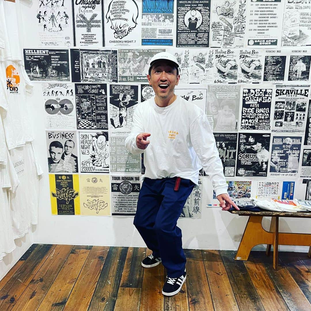 松田岳二のインスタグラム：「キットギャラリーは今週いっぱいダディさんがいますよー！  熱いお客さんたくさんで最高です！  CREW volume.1 POP UP STORE in TOKYO  日程 : 2023年5月18日(木)～5月28日(日)  5/22(月)休館日 12:00~19:00」