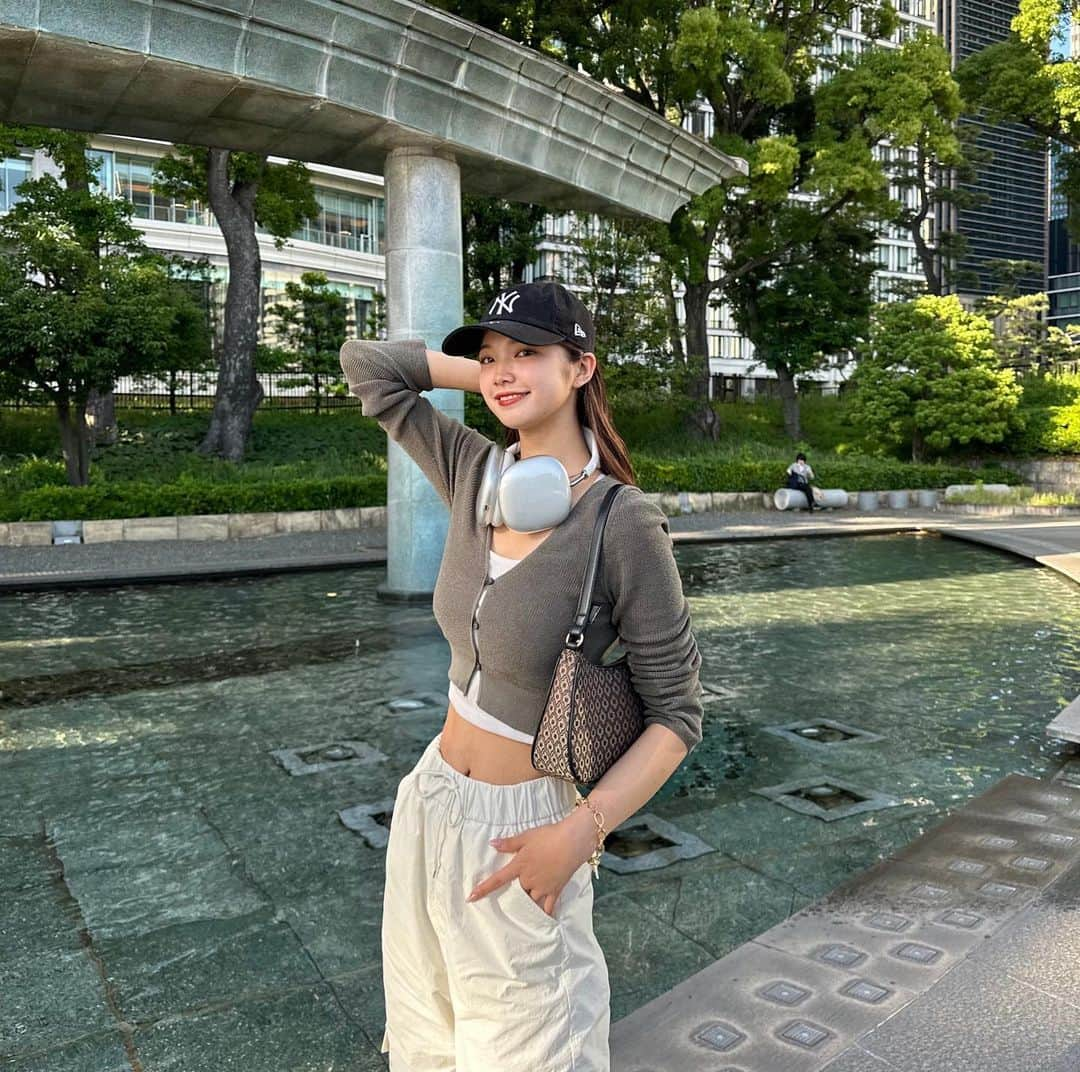 溝部ひかるのインスタグラム：「.  ootd🎧  キャップ珍しいでしょ🧢  夏何しようかな〜て今からワクワクしてるーーー。 みんなは何したい❔  #ootd#fashion#ストリートコーデ#カジュアルコーデ#韓国コーデ#韓国ファッション#クロップド丈#カーゴパンツ」