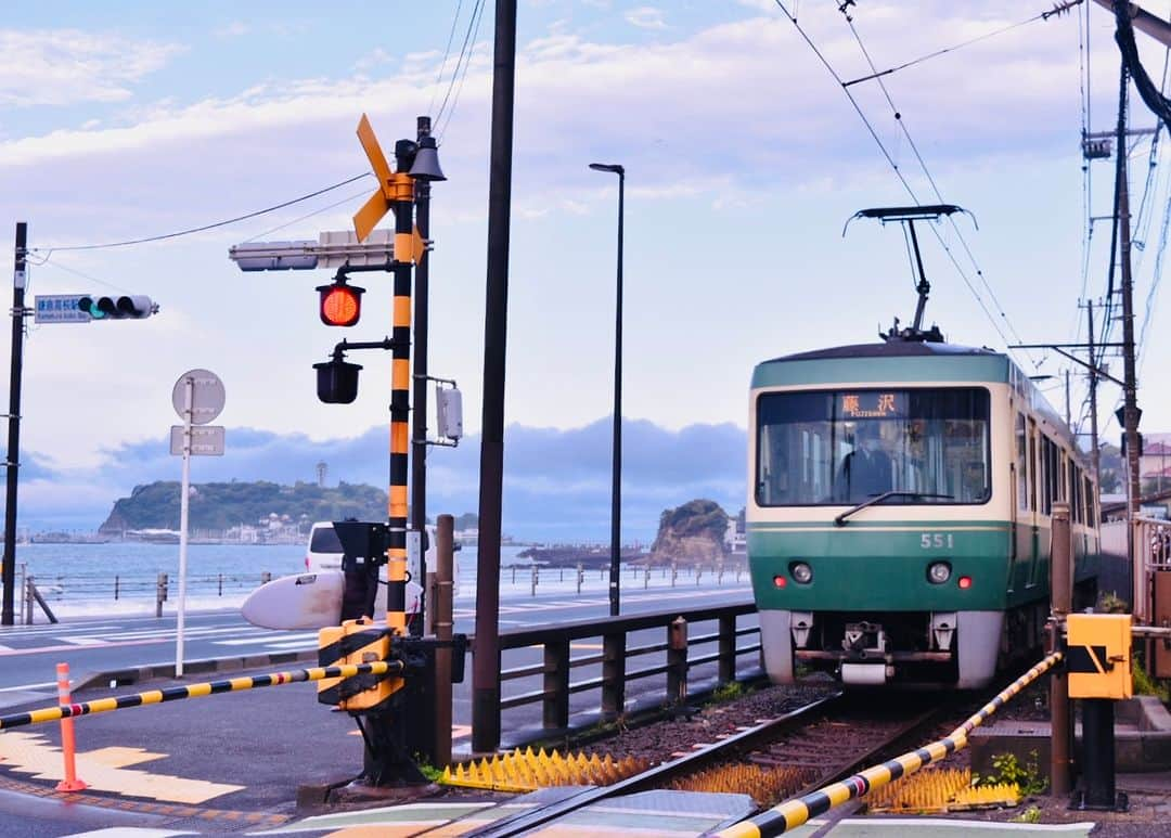 江の島・鎌倉 ナビさんのインスタグラム写真 - (江の島・鎌倉 ナビInstagram)「鎌倉高校前  空はほんのり霞み、海の風が薫り、 そんなところからも季節の変化を感じます。 鎌倉高校前の景色は、初夏の空でした。  photo by @yuki__nstagram  #鎌倉高校前 #江ノ島 #江の島　#鎌倉 #江の島鎌倉 #江ノ電 #enoden #enoshima #kamakura #enoshimakamakura #kanagawa #japan #絵はがきになる日常を   Webサイト「江の島・鎌倉ナビ」でもいつ訪れても楽しめる江の島・鎌倉の魅力をたっぷりお伝えしています♪プロフィール欄のURLよりアクセスください☺ @enokama」5月24日 18時00分 - enokama