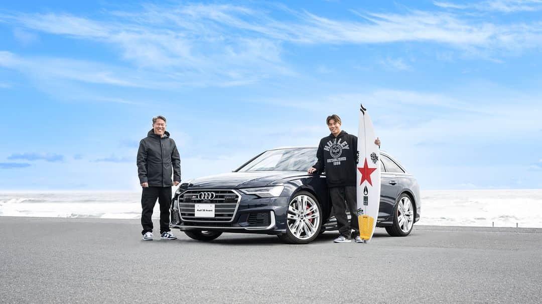 のインスタグラム：「【My Style with Audi】 Audi S6 Avant ｜ 岩見 公平・岩見 天獅（プロサーファー）  世界を舞台に親子二人三脚でサーフィンに挑み続けている岩見公平さんと天獅さん。  父の公平さんの影響でサーフィンを始めた天獅さんは、11歳の時に全米のチャンピオンシップで日本人として初優勝。 現在は高校生でありながらプロサーファーとして活躍し、指定強化選手として今後のオリンピック出場およびメダル獲得を期待されている存在です。  父として息子の姿を見守り、サポートを続ける公平さんと、日本のサーフシーンのホープとして世界に挑む天獅さん。 クルマに乗る機会も多いというお二人にAudi S6 Avantを⾒て触れて体感していただき、感じた魅⼒について語っていただきました。  記事の詳細は、#AJS のオフィシャルサイトにてご覧いただけます。  @audi.japan.sales  #Audi #AJS #myaudi #audistyle #car #carstagram  #audis6avant #アウディ #ドライブ #車 ＃試乗 #愛車 #外車 #ドイツ車 #車好き #車好きな人と繋がりたい #アウディ女子 #車好き男子 #岩見天獅 #サーフィン #海辺」