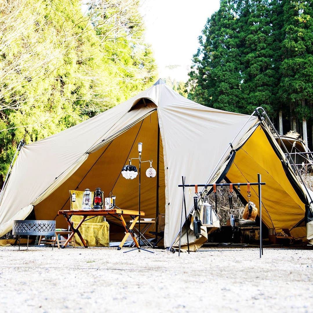 キャンプ情報サイト［ランタン］のインスタグラム：「CAMP SMILE STYLE ／ ガレージブランドで自分好みのキャンプギアを集めたら、 サイト設営がより楽しい ＼ いろんなキャンパーのキャンプスタイルを現地取材と一般キャンパーからの投稿で数多く掲載してます。 . . 詳しくは @lantern.camp webサイトをご覧ください . . #camp #camping #camplife #outdoor #travel #trip #lantern_smile #キャンプ #キャンプ用品 #アウトドア #テント #自然 #旅行 #キャンプ初心者 #キャンプ好きな人と繋がりたい #アウトドア好きな人と繋がりたい #camper #外遊び #キャンプスタイル #かぶとの森テラス #デュオキャンプ #デュオキャン #ZANEARTS #ゼインアーツ #ゼクー #ガレージブランド #ANOBA #アノバ」