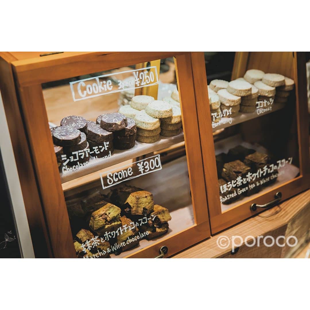 poroco（ポロコ）さんのインスタグラム写真 - (poroco（ポロコ）Instagram)「￨ 2023.4.4オープン✨￨ マーメイドコーヒーロースターズ 札幌店 . コーヒーの世界を気軽に、自由に 東京のロースタリーカフェが札幌へ . 狸小路１丁目のアーケード内に、東京のロースタリーカフェの札幌店がオープン。吹き抜けが開放的な１階は気軽なスタンドスタイル、２階には靴を脱いでくつろげる小上がり席もあり、シーンに合わせて利用できるのがうれしい。 . 店内で焙煎するスペシャルティコーヒーは常に飲みごろのフレッシュなものを提供していて、特筆すべきは、すべてのコーヒーを試飲できること。気に入った豆があればセルフドリップすることもでき、コーヒーの世界をより自由に楽しめるはず。 . お店のアイコンである人魚が描かれたカラフルなカップは好きなものを選べるのが楽しい。 . コーヒーにぴったりな焼き菓子も並ぶ。クッキー3枚で250円、スコーンは300円。 . 朝は8時から営業していて、仕事の前の一杯にもぴったり。 . 詳細はporoco WEBサイトに掲載❗️ ---------------------------------------- マーメイドコーヒーロースターズ 札幌店 📍札幌市中央区南3条西1丁目12 🕒8：00～18：00　 休：火曜 🅿︎ なし @mermaid_coffee_roasters_sp ---------------------------------------- photo by Ryosuke Dewa（&border） #マーメイドコーヒーロースターズ #マーメイドコーヒーロースターズ札幌店 #スペシャルティコーヒー #自家焙煎珈琲 #中央区 #狸小路 #札幌新店情報 #newopen #札幌グルメ #札幌カフェ #LOVE札幌中央区 #poroco」5月24日 18時00分 - poroco_magazine
