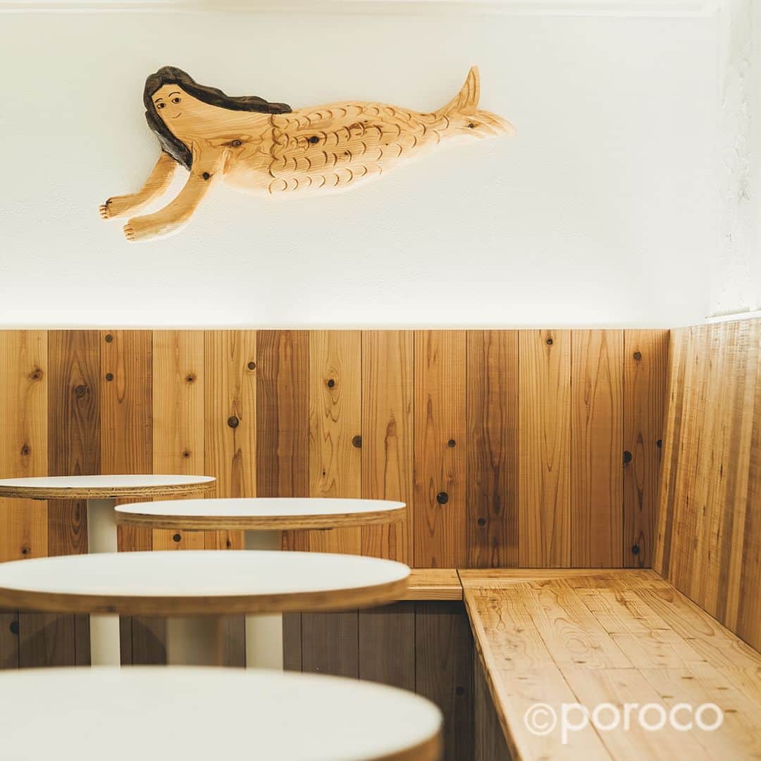 poroco（ポロコ）さんのインスタグラム写真 - (poroco（ポロコ）Instagram)「￨ 2023.4.4オープン✨￨ マーメイドコーヒーロースターズ 札幌店 . コーヒーの世界を気軽に、自由に 東京のロースタリーカフェが札幌へ . 狸小路１丁目のアーケード内に、東京のロースタリーカフェの札幌店がオープン。吹き抜けが開放的な１階は気軽なスタンドスタイル、２階には靴を脱いでくつろげる小上がり席もあり、シーンに合わせて利用できるのがうれしい。 . 店内で焙煎するスペシャルティコーヒーは常に飲みごろのフレッシュなものを提供していて、特筆すべきは、すべてのコーヒーを試飲できること。気に入った豆があればセルフドリップすることもでき、コーヒーの世界をより自由に楽しめるはず。 . お店のアイコンである人魚が描かれたカラフルなカップは好きなものを選べるのが楽しい。 . コーヒーにぴったりな焼き菓子も並ぶ。クッキー3枚で250円、スコーンは300円。 . 朝は8時から営業していて、仕事の前の一杯にもぴったり。 . 詳細はporoco WEBサイトに掲載❗️ ---------------------------------------- マーメイドコーヒーロースターズ 札幌店 📍札幌市中央区南3条西1丁目12 🕒8：00～18：00　 休：火曜 🅿︎ なし @mermaid_coffee_roasters_sp ---------------------------------------- photo by Ryosuke Dewa（&border） #マーメイドコーヒーロースターズ #マーメイドコーヒーロースターズ札幌店 #スペシャルティコーヒー #自家焙煎珈琲 #中央区 #狸小路 #札幌新店情報 #newopen #札幌グルメ #札幌カフェ #LOVE札幌中央区 #poroco」5月24日 18時00分 - poroco_magazine