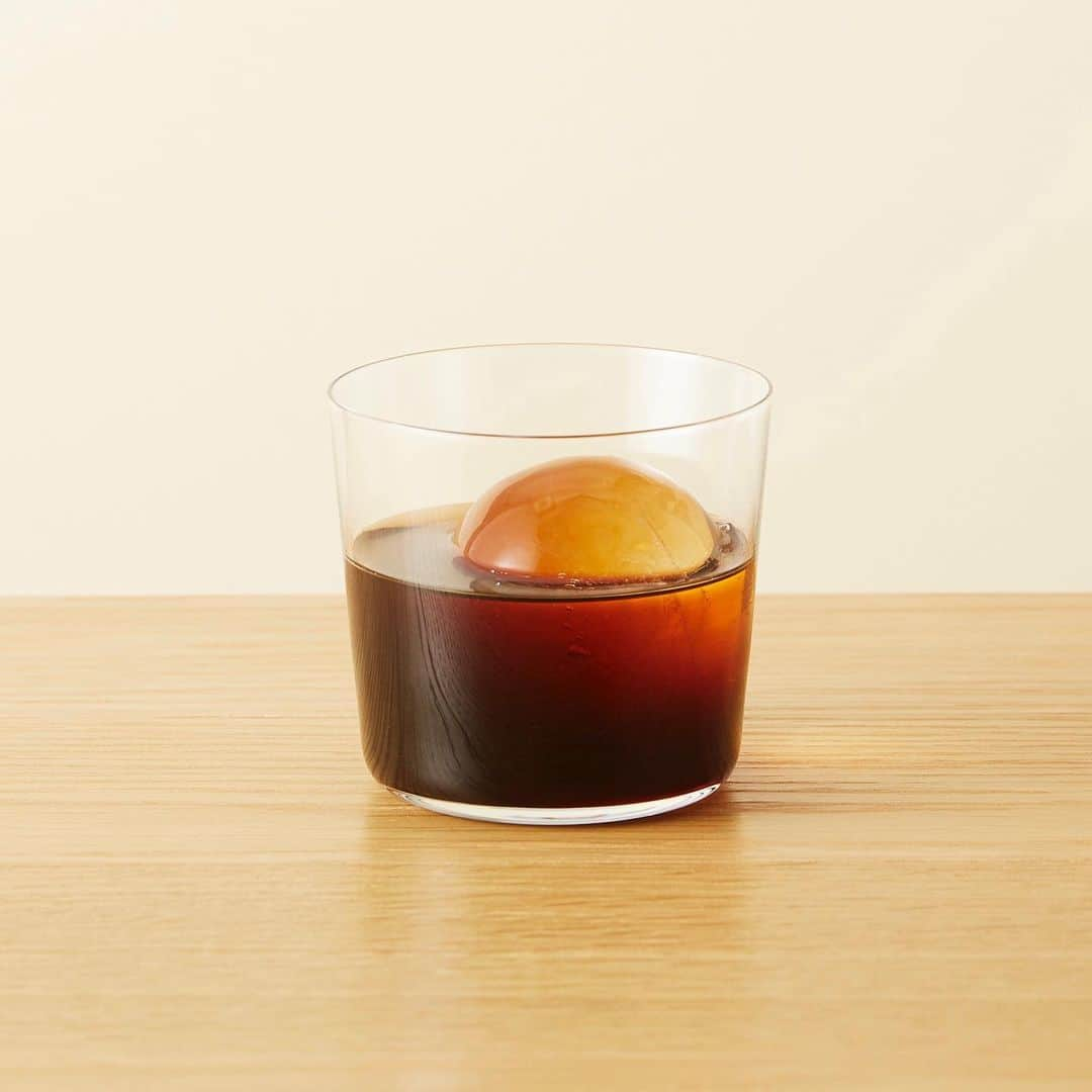 Blue Bottle Coffee Japanさんのインスタグラム写真 - (Blue Bottle Coffee JapanInstagram)「5/25(木)から日本のブルーボトル カフェで初めてのご提供となる XR コーヒーの 「Oji (オージ)」が清澄白河フラッグシップカフェ限定で登場します！⁠ ⁠ XR (Exceedingly Rare=極めて希少) コーヒーとは、ブルーボトルコーヒーで年に数回数量限定で販売している、栽培の難しさや複雑な工程を経て処理された、希少価値の高い厳選されたコーヒー。⁠ ⁠ 今回の XR コーヒーは、世界中で開催されているコンテストの中で最も有名で権威のあるコーヒーコンテスト「カップ・オブ・エクセレンス (COE)」にて 5 位に輝いた「コスタリカ・タラス・ラ リア COE ＃5」です。⁠ ⁠ ⁠ オージは 1 滴ずつコーヒー豆に水を浸透させる透過式の抽出器具「Oji」を使用し、時間かけてゆっくりと抽出したロックスタイルの水出しコーヒーです。 ゆっくりと水でドリップしていくことにより、コーヒー豆のアロマや、フレーバーを存分に抽出することができます。⁠ ⁠ 初夏の始まりに、時間が経つごとに丸氷が溶け味わいの変化が感じられるオージをお楽しみください。⁠ ⁠ ⁠ ◉原産地域：コスタリカ⁠ ◉プロセス：ハニープロセス⁠ ◉フレーバー：アメリカンチェリー、タマリンド、ドライデーツ⁠ ＊無くなり次第終了となります。⁠ ⁠ ⁠ 【清澄白河フラッグシップカフェ】⁠ 住所：東京都江東区平野 1−4−8⁠ アクセス：清澄白河駅 A3出口より徒歩約 7 分⁠ 営業時間：8:00−19:00⁠ ⁠ ⁠ ⁠ #ExceedinglyRareCoffee⁠ ⁠#ブルーボトルコーヒー⁠ #ブルーボトルコーヒー清澄白河⁠ #BlueBottleCoffee⁠ #BlueBottleCoffeeKiyosumiShirakawa」5月24日 18時00分 - bluebottlejapan