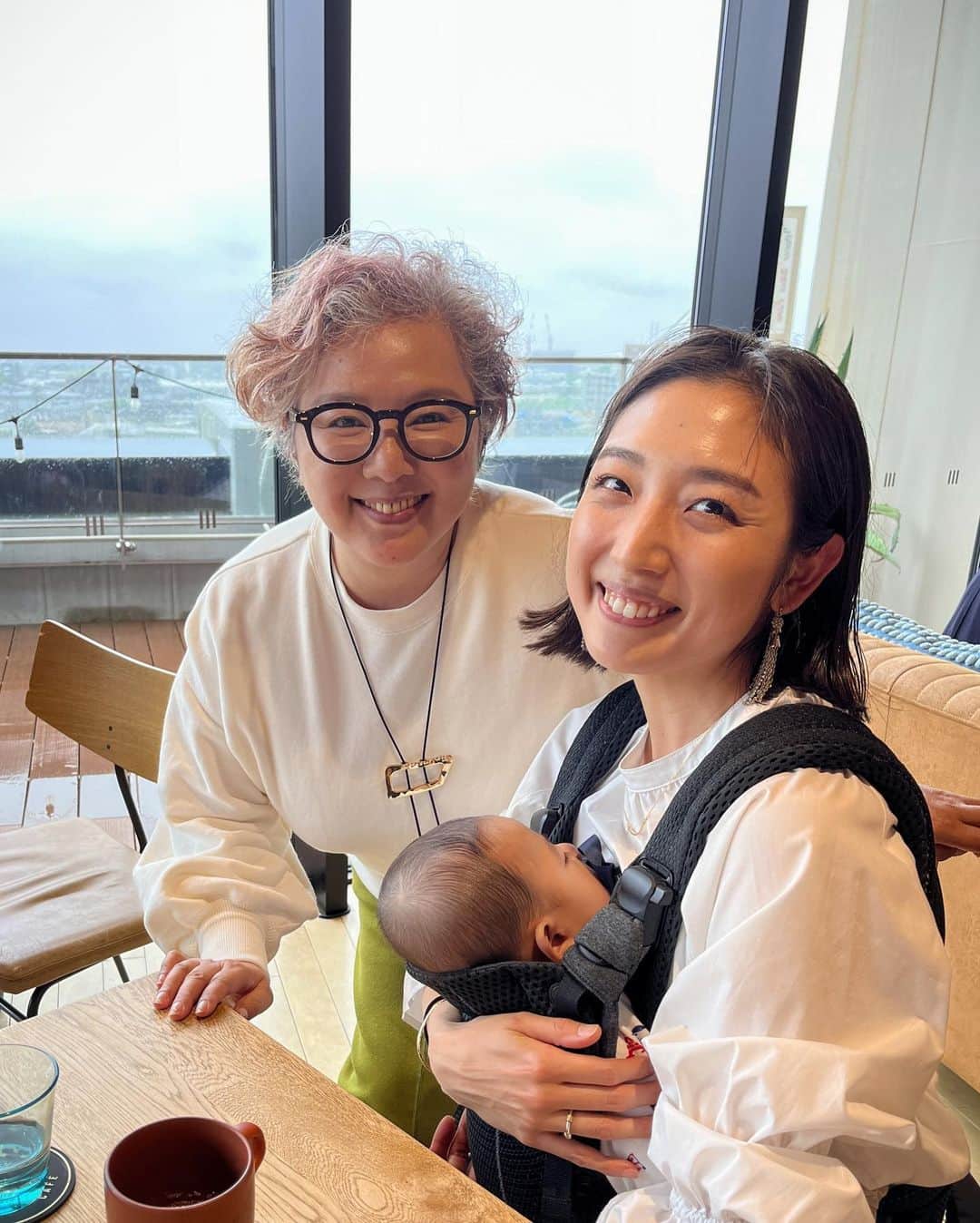 太田彩乃のインスタグラム：「ミュージカル「Annie」で共演させて頂いた麻倉未稀さんに会いに行ってきました👶🏻✨ @asakura.miki   Annieの作品の中では悪巧みハニガンチーム。でも稽古中も地方公演も、本番が終わってからもご飯に連れていっていただいたり、いつも笑って過ごしていて本当に楽しかった記憶しかないなぁ。笑  お忙しい中時間を作って下さり、久しぶりにいろいろお話し出来て、何よりもお元気そうな未稀さんにお会い出来て、本当に楽しい時間でしたー🥹🧡  未稀さん、ありがとうございました！！ また遊びに行きます🏖️ . . #ミュージカルアニー」