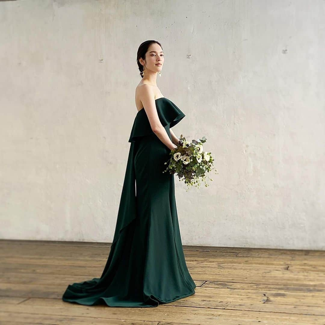 ハツコ エンドウさんのインスタグラム写真 - (ハツコ エンドウInstagram)「＊  A by Hatsuko Endo 2023 Collection_  Dress：Olga（Green）／No.8403 @a_by_hatsukoendo  ハツコ エンドウ ウェディングス銀座 03-3563-1411  現在、7号サイズ（1着）のみの入荷となります。 こちらは、6／15 以降の挙式の方への ご案内とさせていただきます。  Hair&Makeup：Hatsuko Endo @akiko__endo  @hatsukoendo_okayama  @hatsukoendo_sakata  @hatsukoendo_hairmakeup   Accessories：Hatsuko Endo Weddings Bouquet： @ardoise1986   #hatsukoendo  #hatsukoendoweddings #hatsukoendobeauty #abyhatsukoendo  #wedding #dress #hair #makeup #bridal #photo #shooting #accessories #bouquet #ハツコエンドウ #ハツコエンドウウェディングス #ウェディングドレス #エーバイハツコエンドウ #新作 #ブライダル #ビューティー #ヘアメイク #撮影 #プレ花嫁 #日本中のプレ花嫁さんと繋がりたい #アクセサリー #美容師 #ブーケ」5月24日 16時55分 - hatsuko_endo