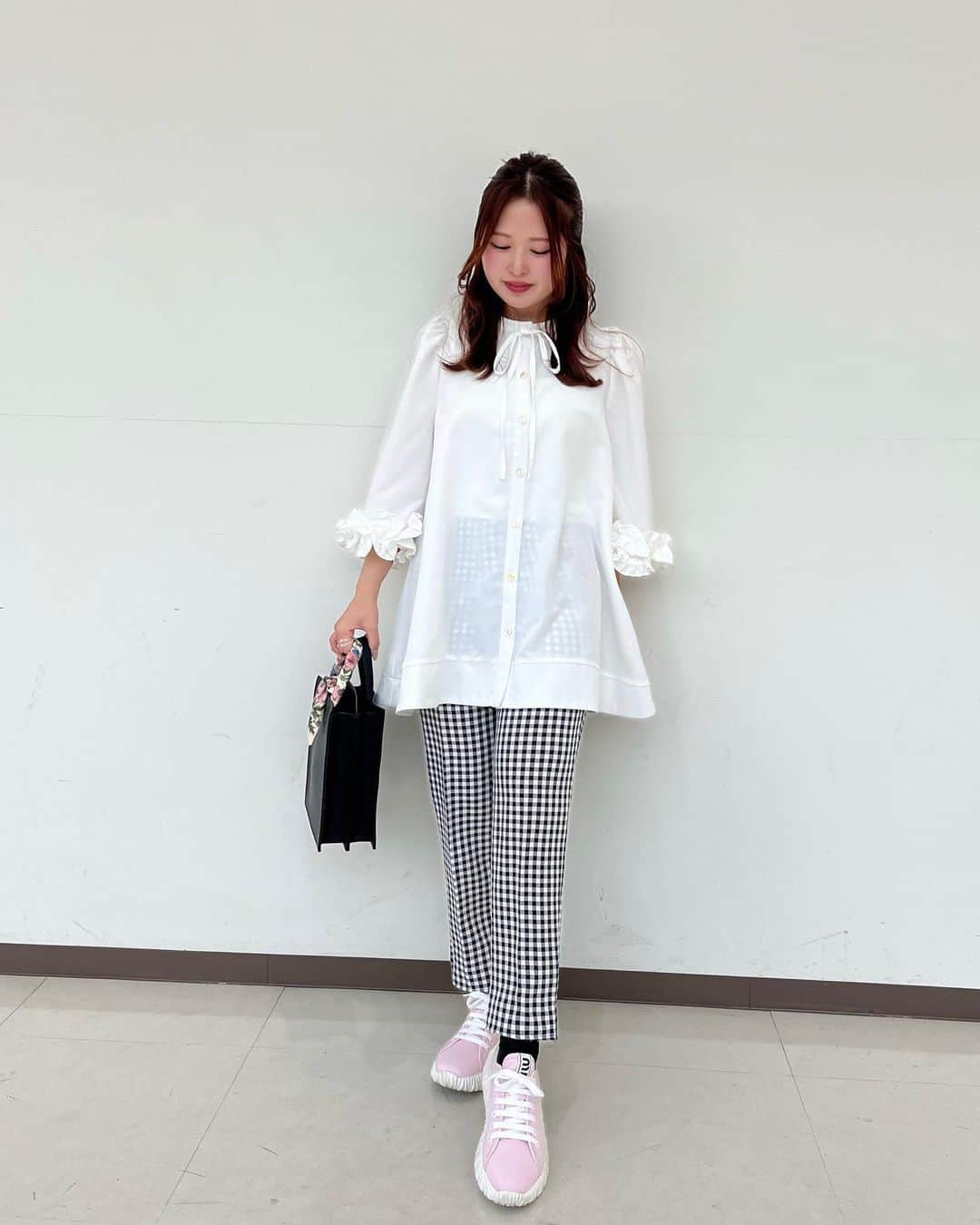 のインスタグラム：「𓅿𓅿𓅿𓈒 𓂂𓏸  袖のフリルが可愛すぎるブラウス🤍🪽  チュニック丈だから #パンツコーデ にぴったり🙆🏼‍♀️💕  自分に似合うパンツもっと 欲しいし増やしたいな〜🥺 なかなか出会えないんよね💭  ┈┈┈┈┈┈ ❁ ❁ ❁ ┈┈┈┈┈┈┈  #fitmore #フィットモア #ブラウス #ブラウスコーデ #七分袖 #ギンガムチェック #テーパードパンツ #パンツスタイル #きれいめコーデ #大人ガーリー #大人可愛いコーデ #スニーカー女子 #miumiu #UNIQLO #ユニクロ #バッグ #grl #グレイル #プチプラコーデ #低身長コーデ #150cmコーデ #小柄コーデ」