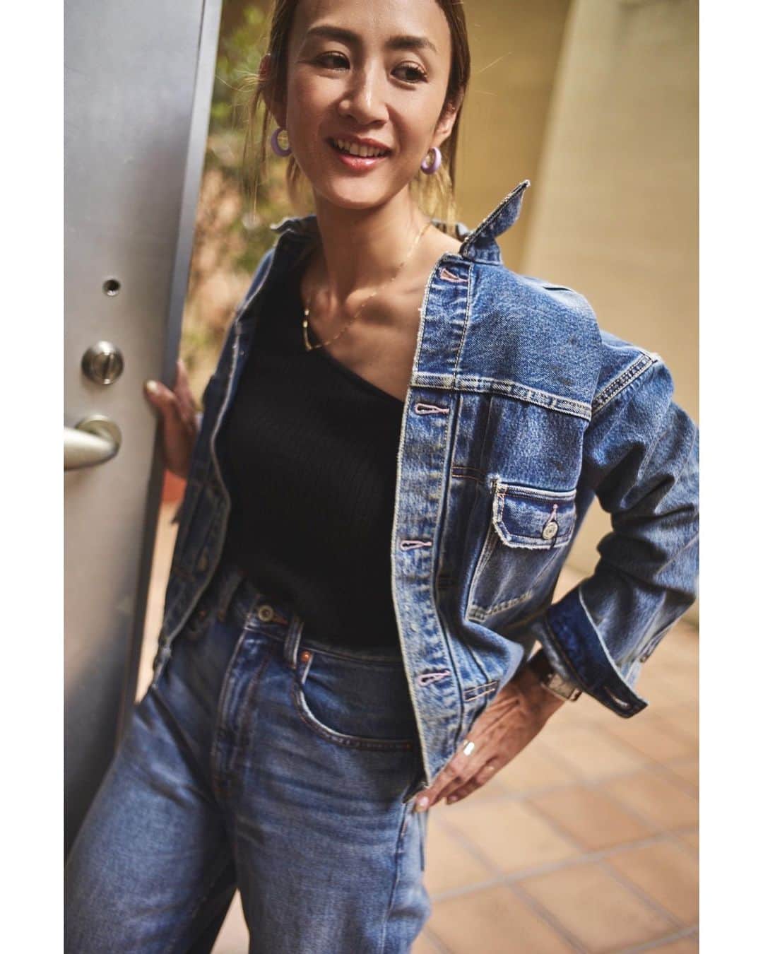 土井地恵理子のインスタグラム：「LOVE DENIMS👖  @bit_blue_jp   展示会に伺うたびに クオリティの高さと デニムに対する真剣さに 欲しいものが止まらない✨ しかもお値段も優しいっていう◡̈  かっこよくデニムを履いてる おばあちゃんになりたい。  #bitblue #denim #デニム #ジーンズ」