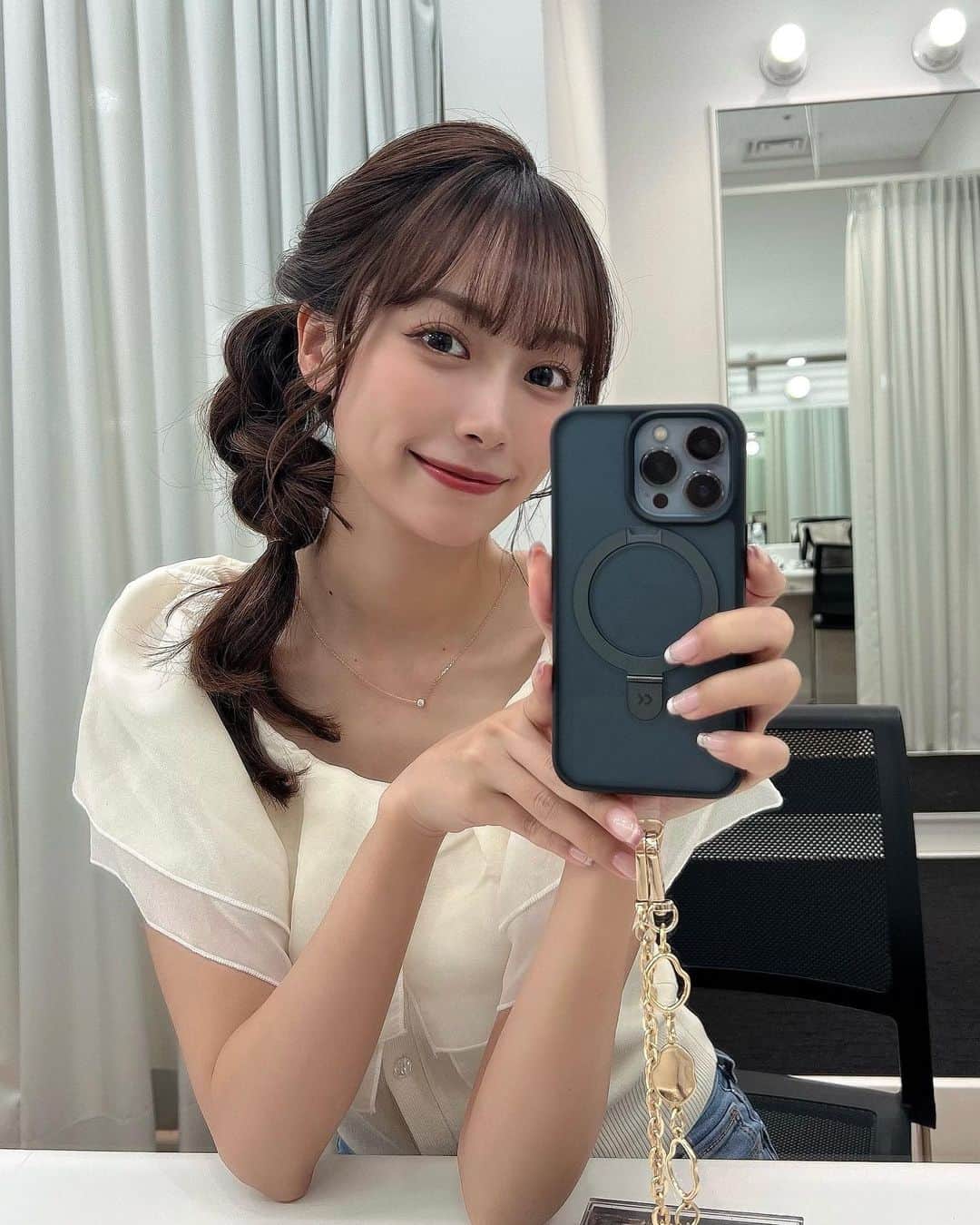 岡島彩花のインスタグラム：「ボートレーススペシャルLIVE🪽  今日はヘアメイクさんにメイクしてもらいました☺️❤️ 自分でもこんなオシャレな髪型できるようになりたいっ！  楽屋に着いたら嬉しいお手紙が💌 ちょっかりhappy birthday眼鏡つけて写真撮った☺️🎂 気持ちで十分嬉しいのに！本当にありがとうございます😭♡」