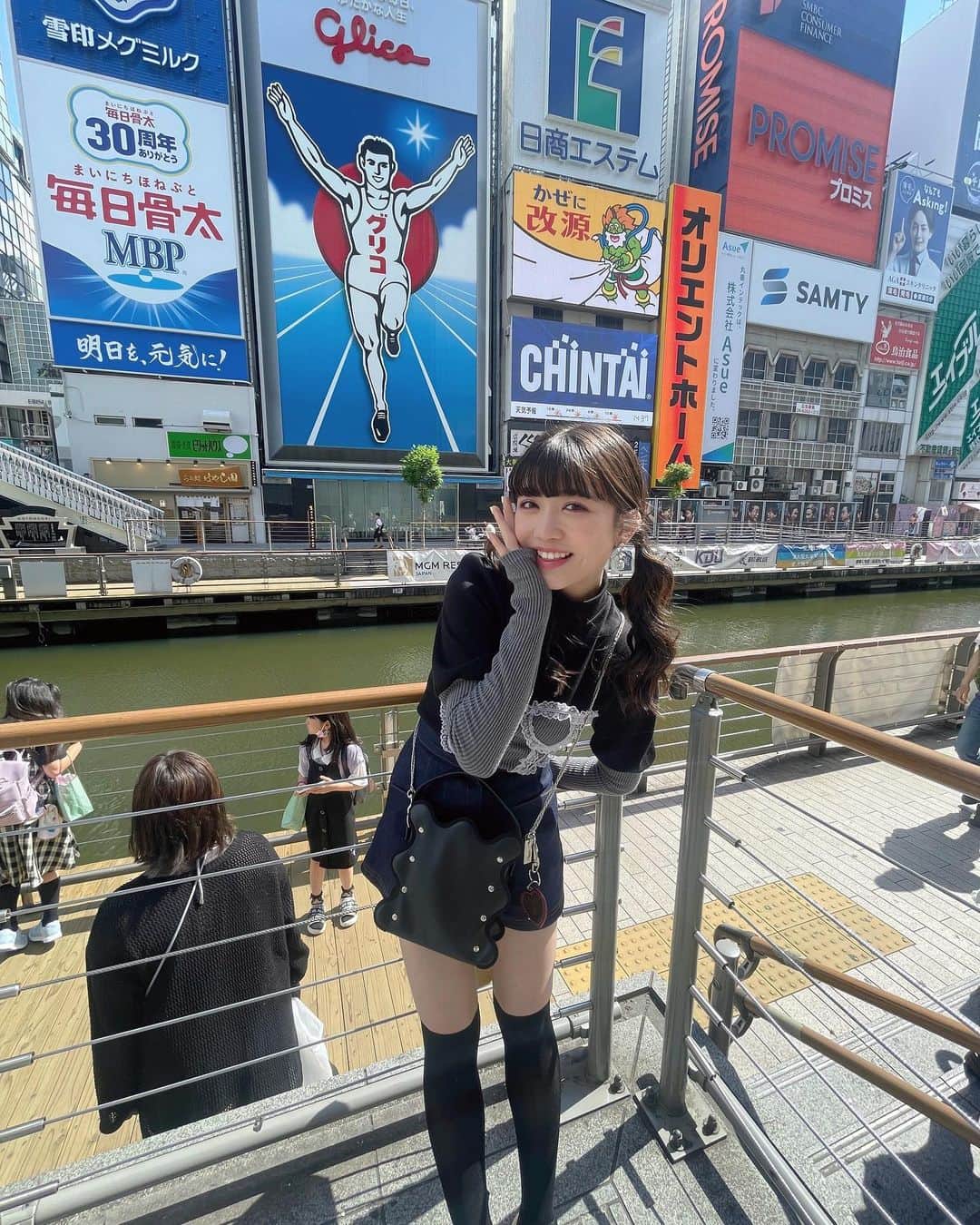 新井ひとみさんのインスタグラム写真 - (新井ひとみInstagram)「この写真は〜〜〜〜  大阪に行った時にべーさんに 撮ってもらったんだぁ〜🫶  グリコ〜♪ 通天閣登ったり、グリコのお菓子ボックスもらったのが懐かしいっ  この日の大阪はものすごく暑くて、東京に帰ったら寒かったぁ〜😳  最近温度差激しいから みんな気をつけてねっ(約束♪)  #大阪観光 #大阪グリコ　 #大坂　#東京女子流　#女子流　#新井ひとみ #RiLi #RiLiコーデ　#rili_shopping #rili_tokyo #春コーデ #春服　#デニムコーデ　 #jansolvieassembly  #style  #ootd #ootdfashion #ootdstyle #Japan #tokyo #tokyogirl #litmuslitmuslitmus #litmus  #norienomoto #좋아요환영　#데일리룩　#오오티디　#패션스타그램　#每日穿搭　#日系穿搭」5月24日 18時04分 - hitomi_tokyogirlsstyle