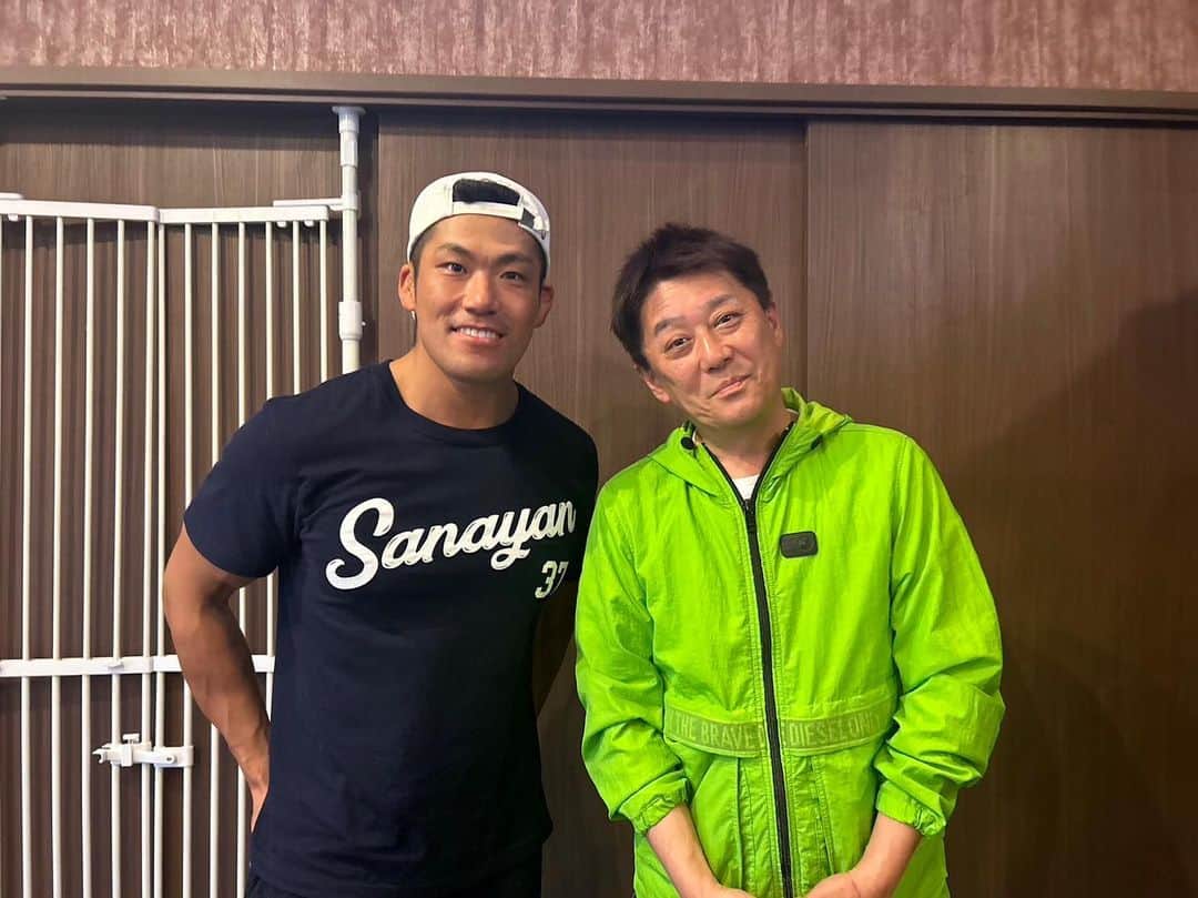 のインスタグラム：「さかがみ家カフェで1日店長をやることが決定いたしました。  日時：5/27(土)14:30〜15:30 場所：DOG DEPT GARDEN 木更津店  恐れ入りますが、遊びに来ていただけると幸いです。  【注意事項】 ※SANADA選手との写真撮影はご遠慮いただいております。  【さかがみ家カフェイベント内容】 ※DOG DEPT GARDEN 木更津店の場合  ・さかがみ家×DOG DEPT コラボメニュー ・さかがみ家×DOG DEPTコラボグッズ販売 ・さかがみ家オリジナルグッズの販売 ・土日限定わんこの手作りチーズケーキ販売  etc  ・テイクアウト可能(商品によってはテイクアウトできないものもあります)  【注意事項】 ・木更津店カフェでは、イベント期間中の事前予約は承っておりません。予めご了承ください。 ・店舗により営業時間、取り扱い商品が異なります。詳細はDOG DEPTのHP・Instagramにてご確認ください。  【臨時駐車場】 三井アウトレットパーク木更津店様 　⇨・駐車場の場所の指定はございません。 　　・必ずしも最寄りの駐車場に停められるわけではありません。 　　・混雑時は入庫にお時間がかかる場合がございます。  東京インテリア木更津店様 　⇨ご自由にお停めください。」