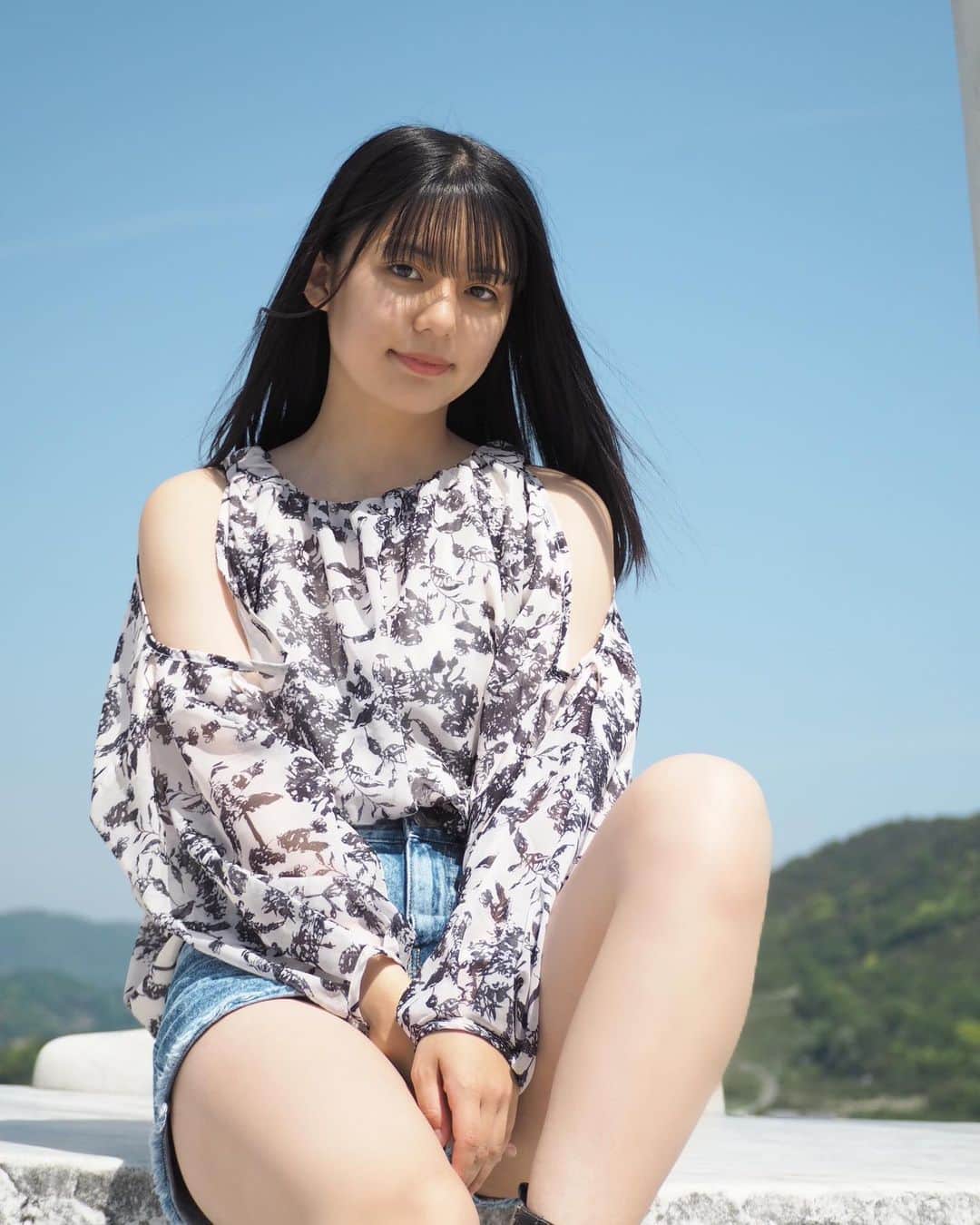 松島かのんさんのインスタグラム写真 - (松島かのんInstagram)「in 生口島の未来心の丘 大理石の上から見る景色が最高でした💖 空が ...