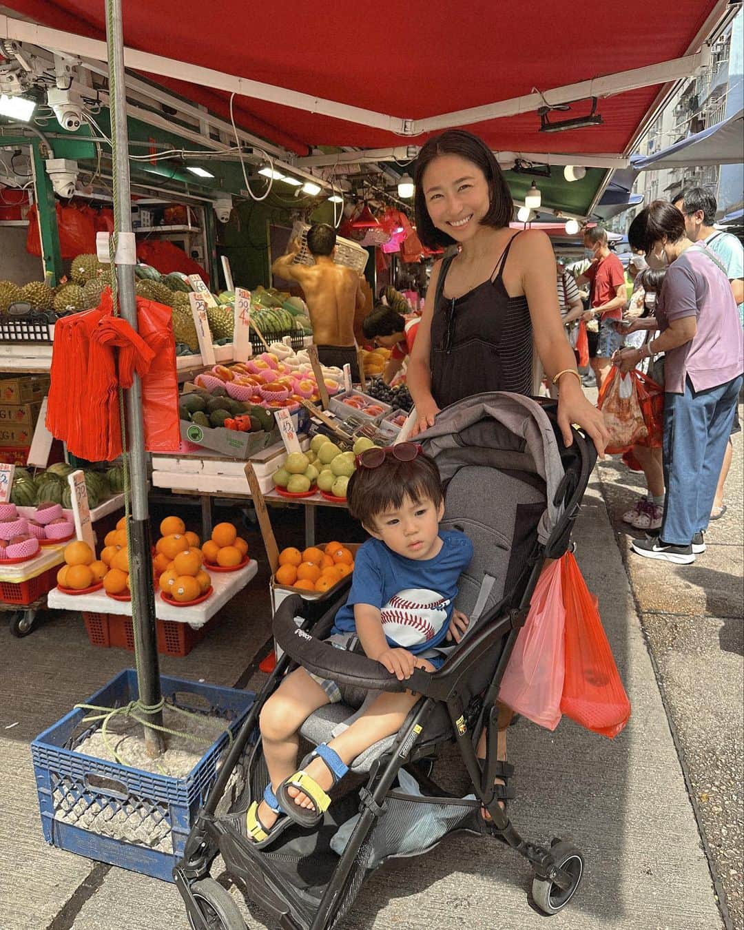 永田杏奈のインスタグラム：「香港では至る所に街市場があります 🥦🥕🍋 野菜、果物、生鮮何でもあって市場の活気を味わうだけでも楽しい！  一方で街市で売られている物は新鮮ですがオーガニックではないので、残留農薬が気になり買っていませんでした。(香港では過去に基準値を超える残留農薬が市場の野菜から見つかった事があるので)  でも、神経質になりすぎずたまには市場の雰囲気を味わいたくてお買い物に行ってきた🛒 目の前で口をパクパクさせているお魚を息子は夢中になって見ていました。 その夜、そのお魚を食べる時に息子に今日泳いでいたお魚の命を頂くんだよ~と説明出来たので食育にも良さそう🐟  街市の中でも良いお店を見つけていきたいな~！ 日曜日に開催しているオーガニックマーケットもあるみたいなのでそちらも今度行ってみます👩🏼‍🌾  #香港暮らし  #香港移住生活  #annahongkonglife」