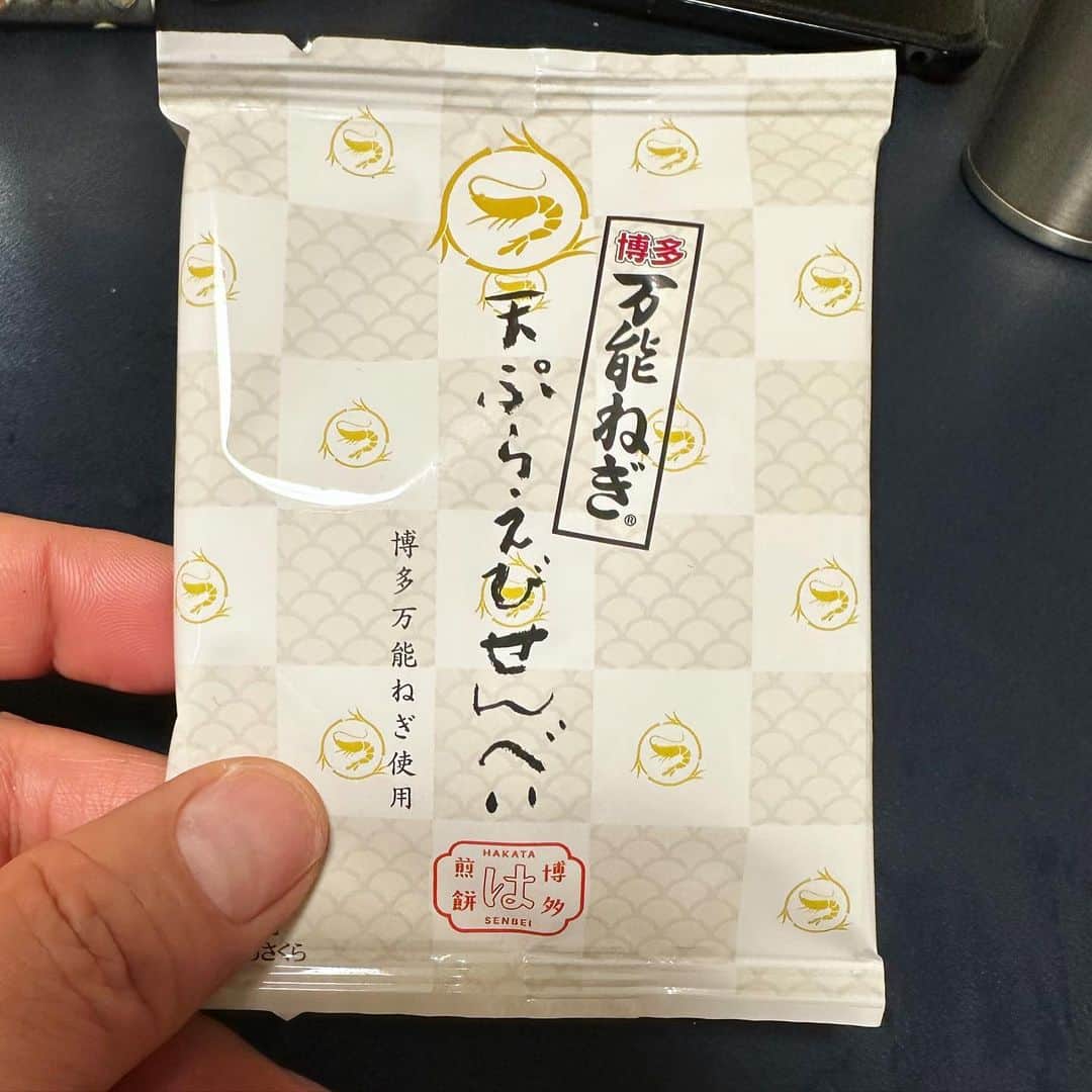 ハチミツ二郎さんのインスタグラム写真 - (ハチミツ二郎Instagram)「BSよしもと『チーキーズa gogo』4時間半生放送でした。 番組内で食べた 博多万能ねぎ天ぷらえびせんべいが美味しくて帰りに何枚か貰って来ました。美味い。二郎賞。  #煎餅」5月24日 18時16分 - jirohachimitsu