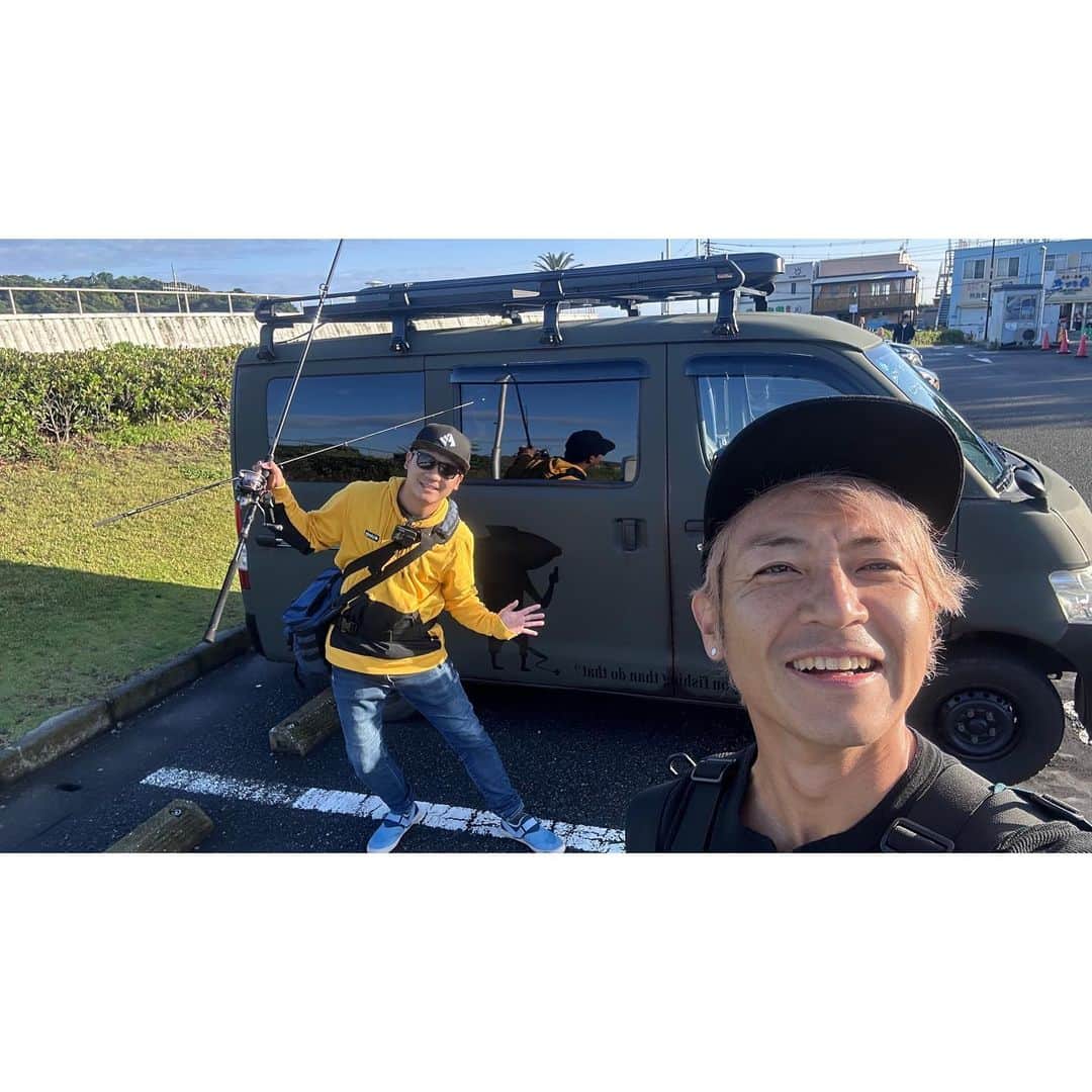 つるの剛士さんのインスタグラム写真 - (つるの剛士Instagram)「— 只今、日本全国釣り旅中の #釣りよかでしょう  の きむたん 来藤沢〜✨  いらっしゃいませ〜♪  ちょうど自分も江の島にて #釣りビジョン のロケをしていたので、せっかくなのできむくんも一緒にコラボ釣り🎣  それにしても江の島バックのきむくんがなんだか不思議だわあ。。  釣り旅引き続き気をつけてねー♪ また佐賀お邪魔しまーす😀  からの、学校から帰ってきた息子と江の島でちょい釣り🎣 めっちゃ釣るし🤣  #釣りよかでしょう @tsuriyokach #きむくん #藤沢　#江の島 #しゃっちょ」5月24日 18時19分 - takeshi__tsuruno